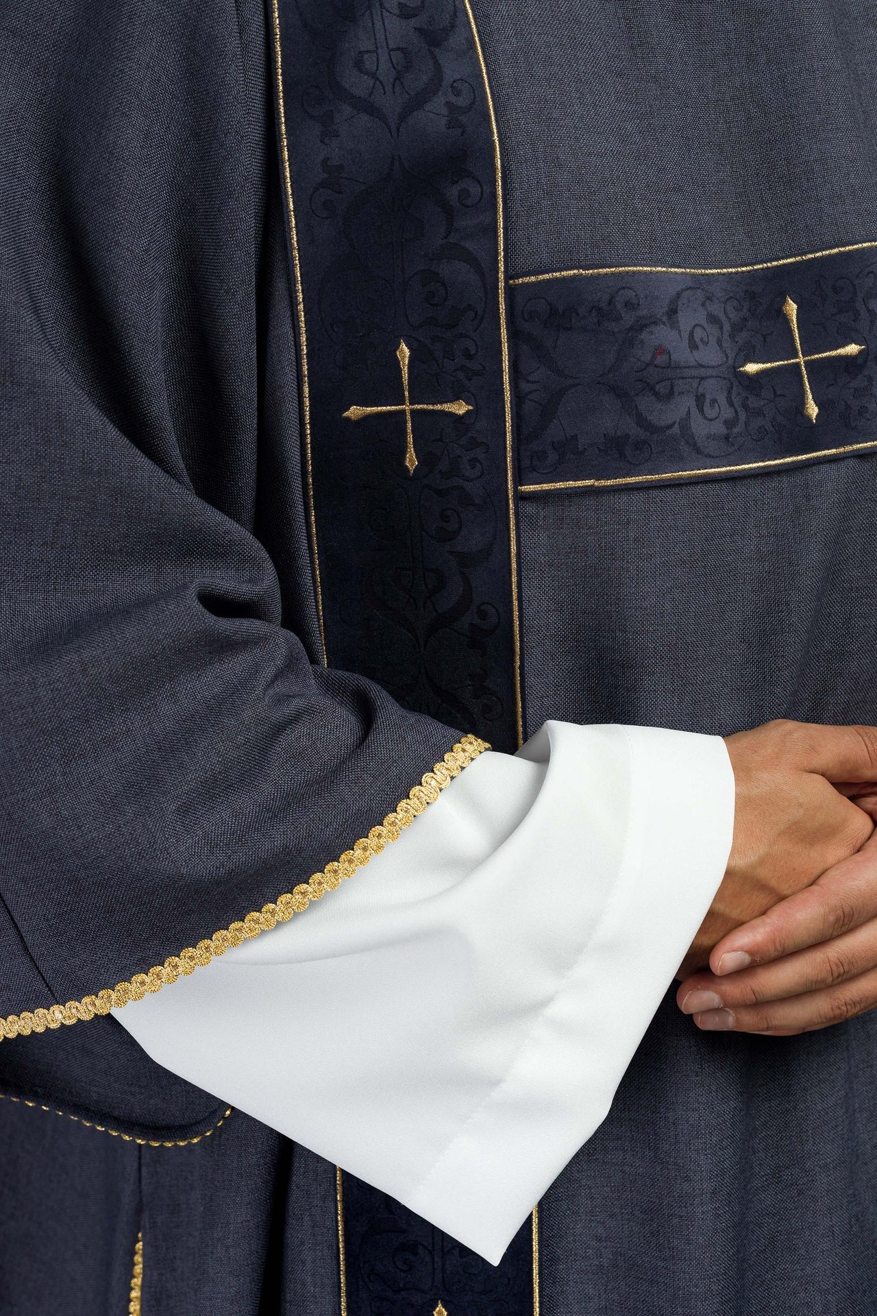 Dalmatyka Fioletowa z Aksamitnymi Pasami i Złotym Krzyżem - alba.pl