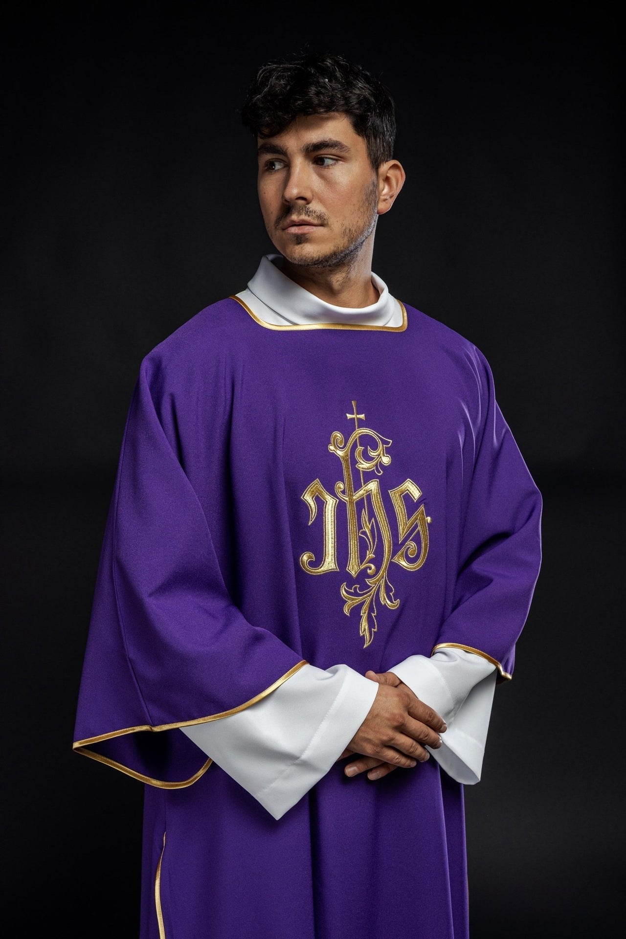 Dalmatyka Fioletowa z Haftem IHS - Liturgiczna Elegancja - alba.pl