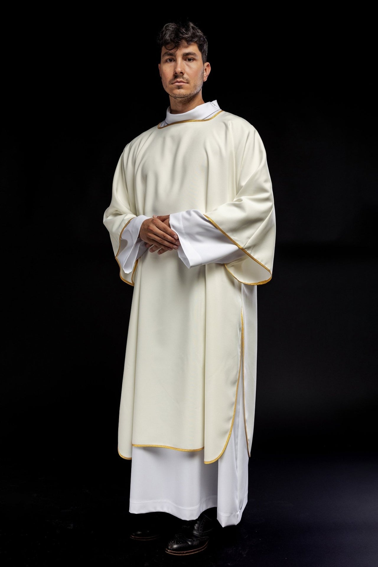 Dalmatyka Gładka Ecru Z Lamówką Złotą - Elegancka Szata Liturgiczna - alba.pl