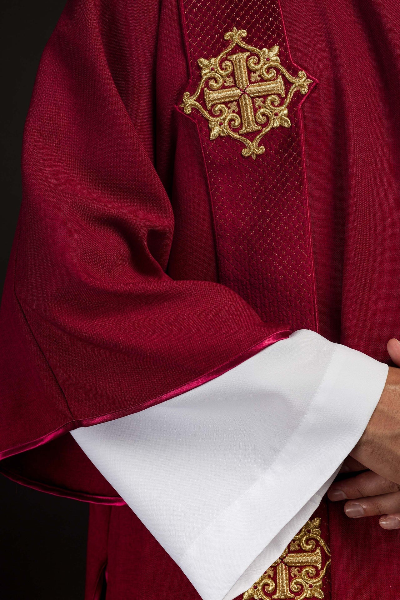 Dalmatyka Liturgiczna Czerwona z Aksamitu i Symbolami Krzyża - alba.pl
