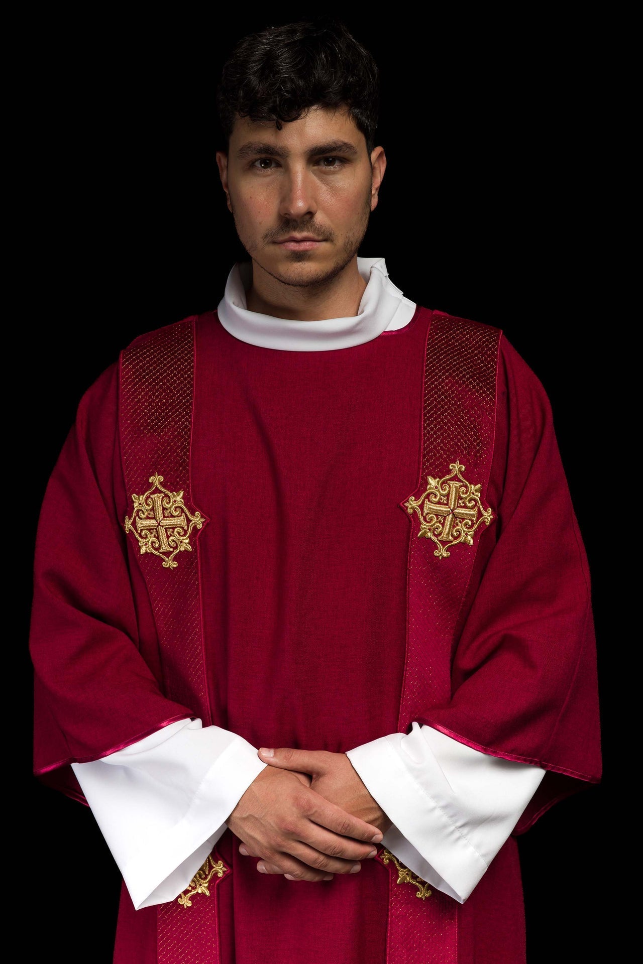 Dalmatyka Liturgiczna Czerwona z Aksamitu i Symbolami Krzyża - alba.pl