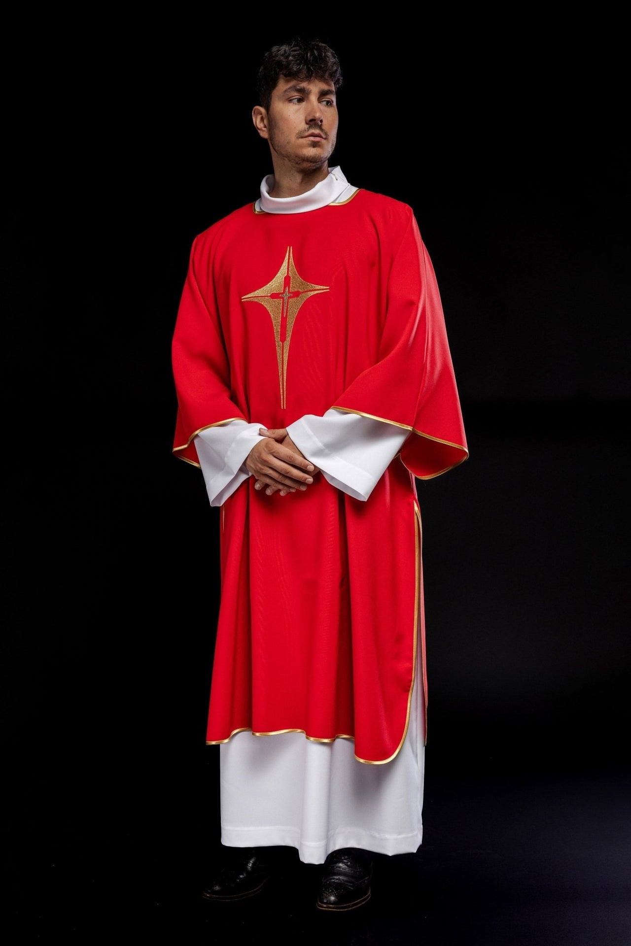 Dalmatyka Liturgiczna Czerwona z Haftem Złotego Krzyża - alba.pl