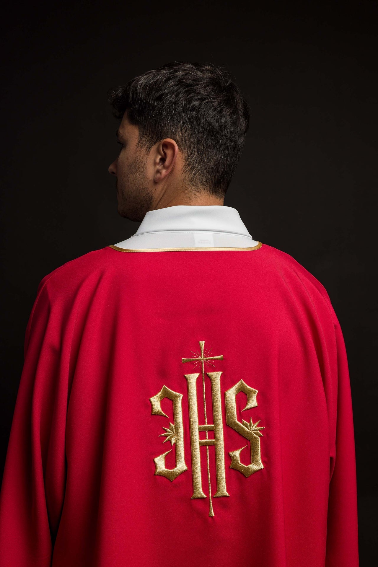 Dalmatyka Liturgiczna Czerwona z Haftowanym IHS - Złota Lamówka - alba.pl