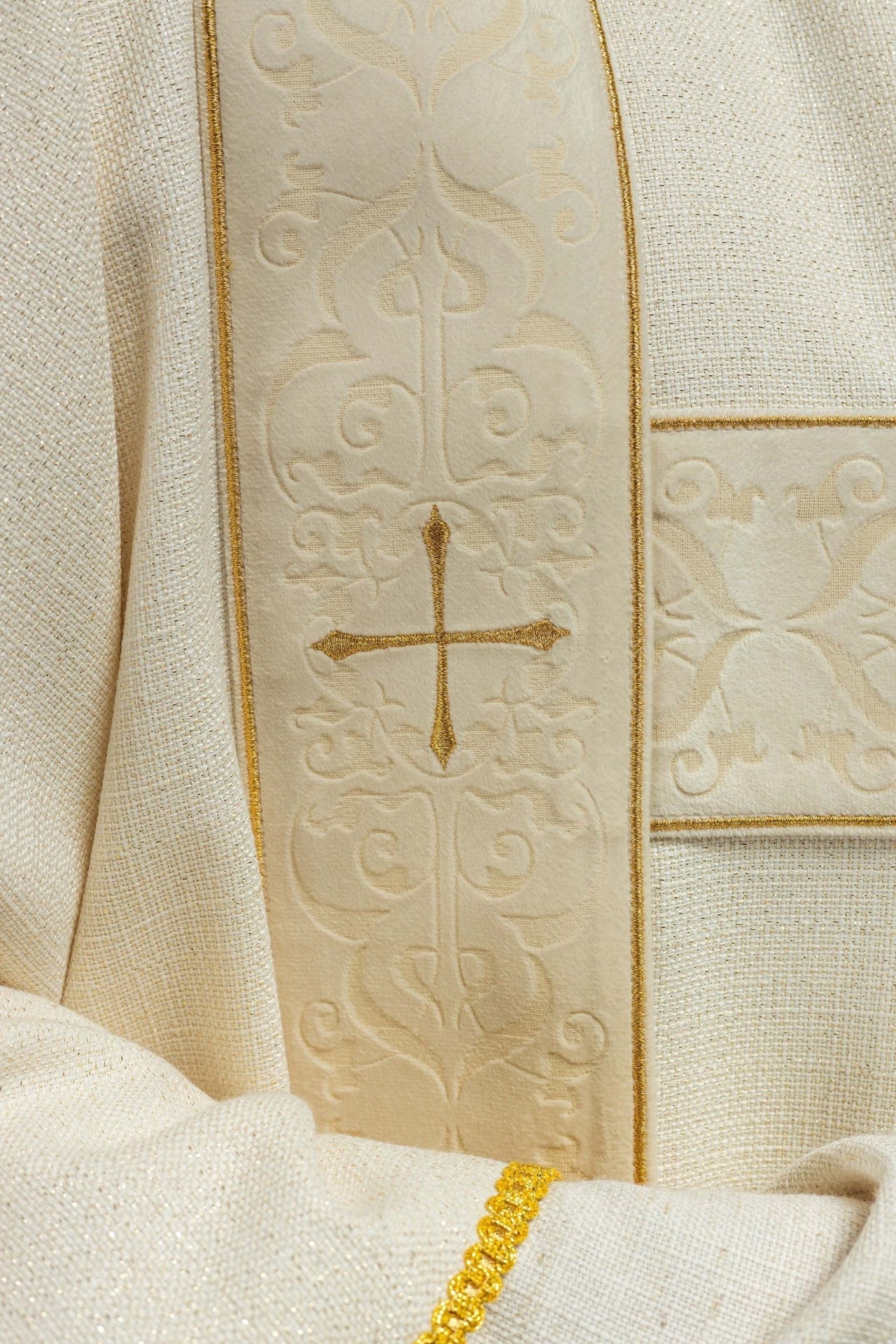 Dalmatyka Liturgiczna Ecru z Aksamitnymi Pasami i Złotym Haftem - alba.pl