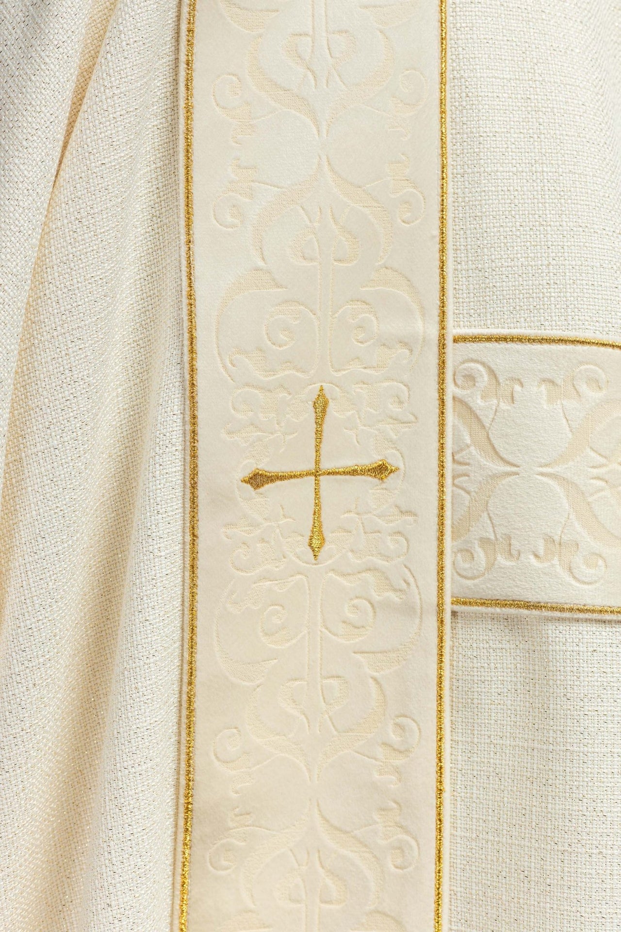 Dalmatyka Liturgiczna Ecru z Aksamitnymi Pasami i Złotym Haftem - alba.pl