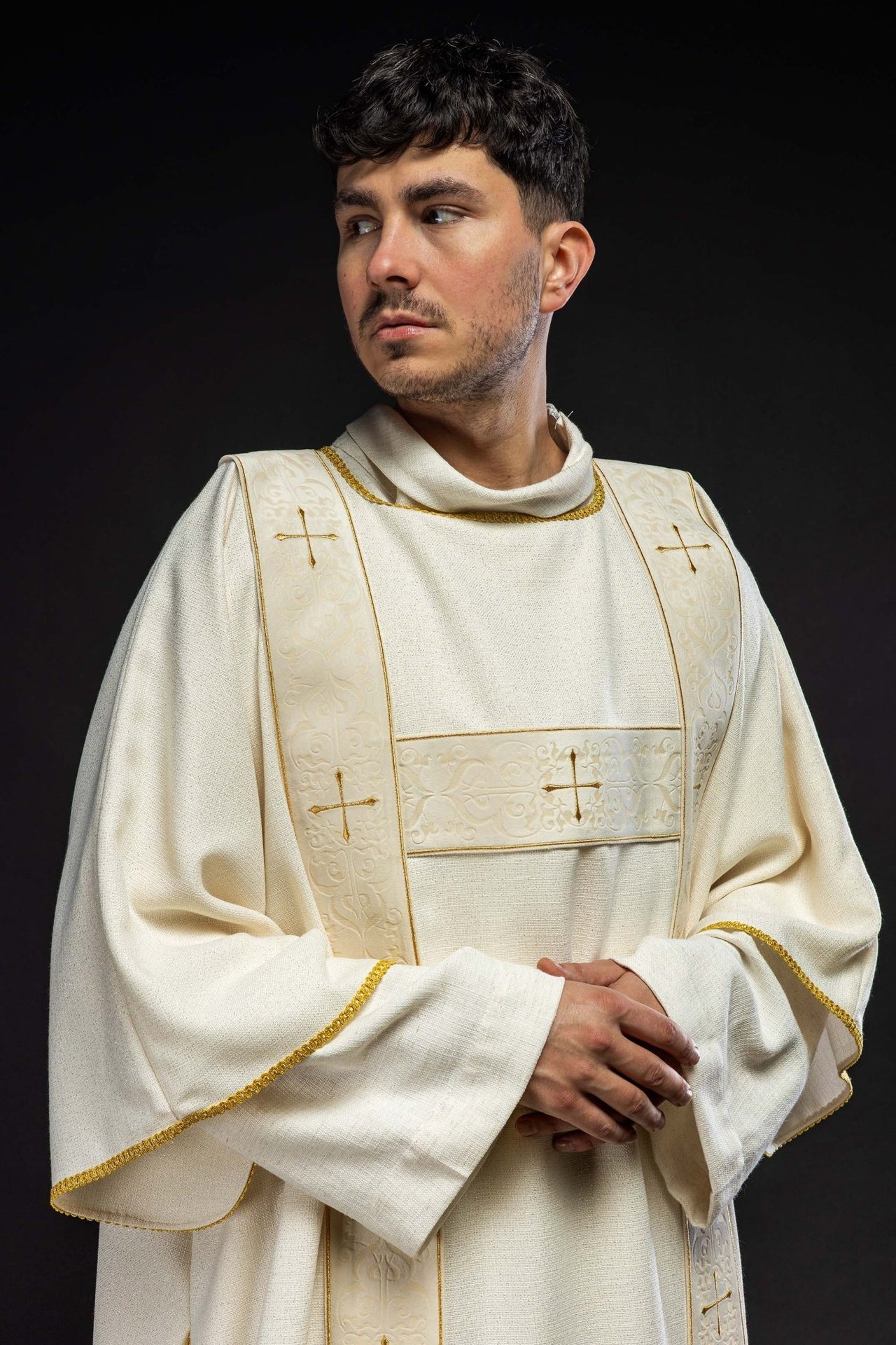 Dalmatyka Liturgiczna Ecru z Aksamitnymi Pasami i Złotym Haftem - alba.pl