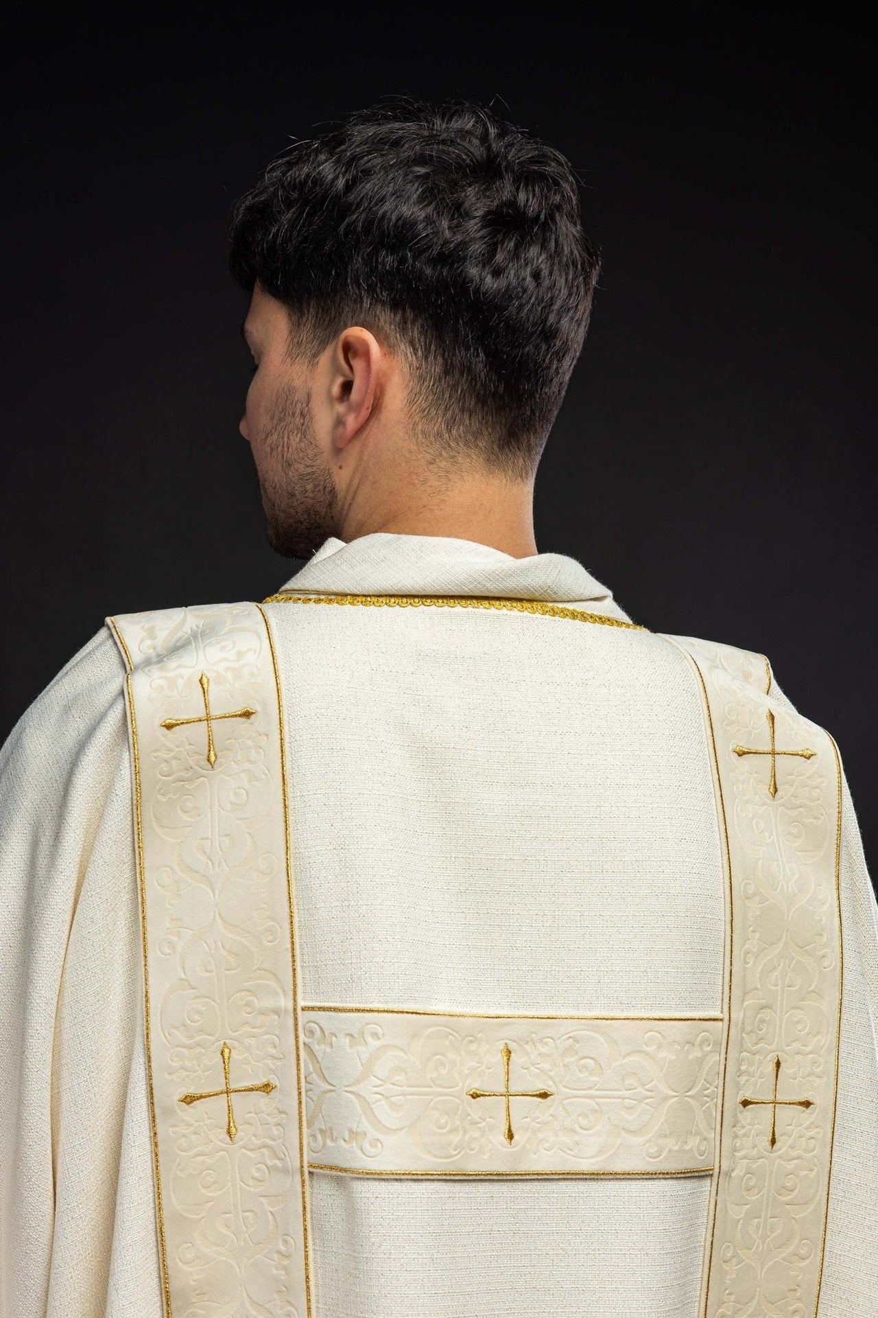 Dalmatyka Liturgiczna Ecru z Aksamitnymi Pasami i Złotym Haftem - alba.pl