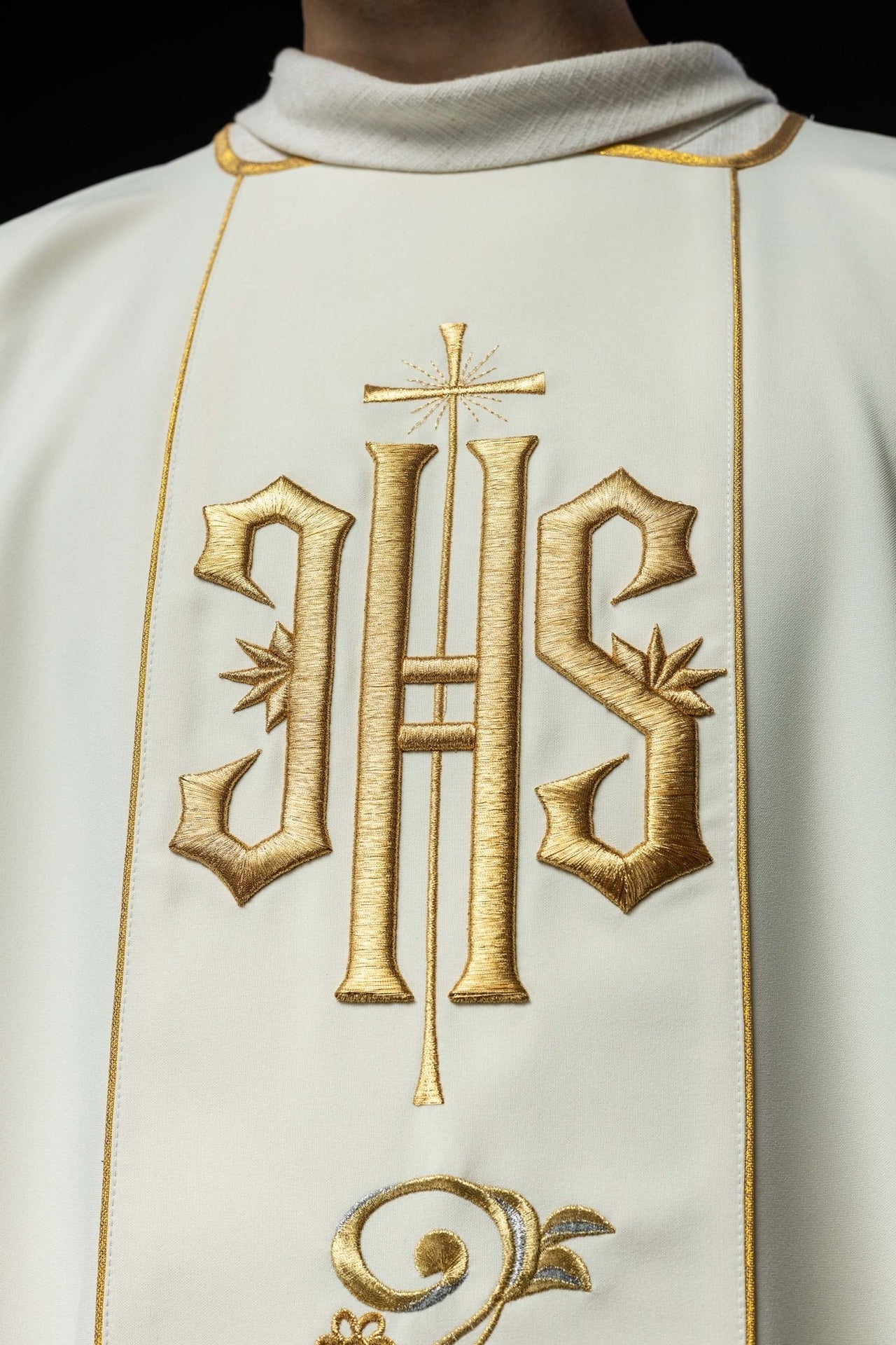 Dalmatyka Liturgiczna Ecru z Haftowanym Pasem IHS - Polski Produkt - alba.pl