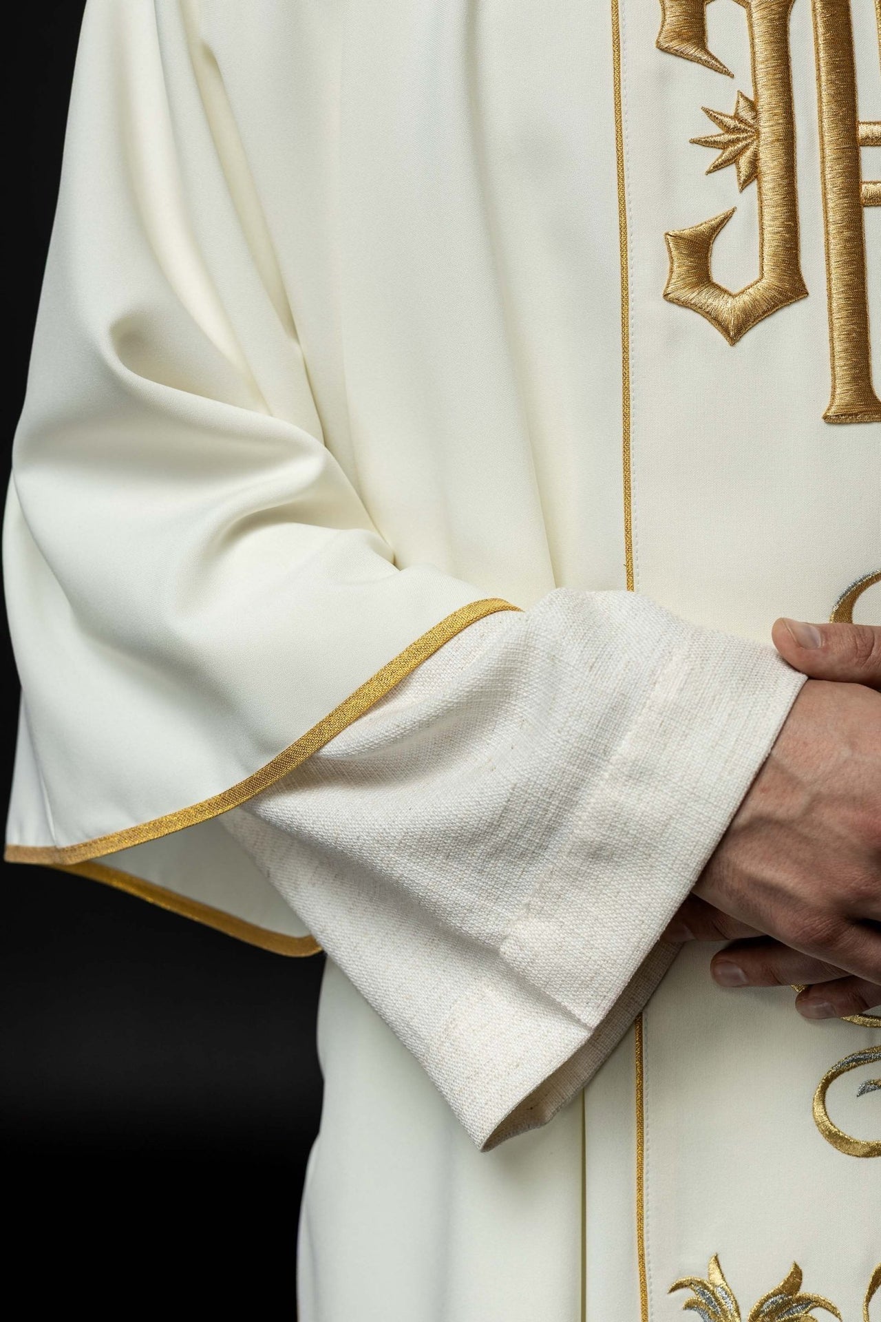 Dalmatyka Liturgiczna Ecru z Haftowanym Pasem IHS - Polski Produkt - alba.pl