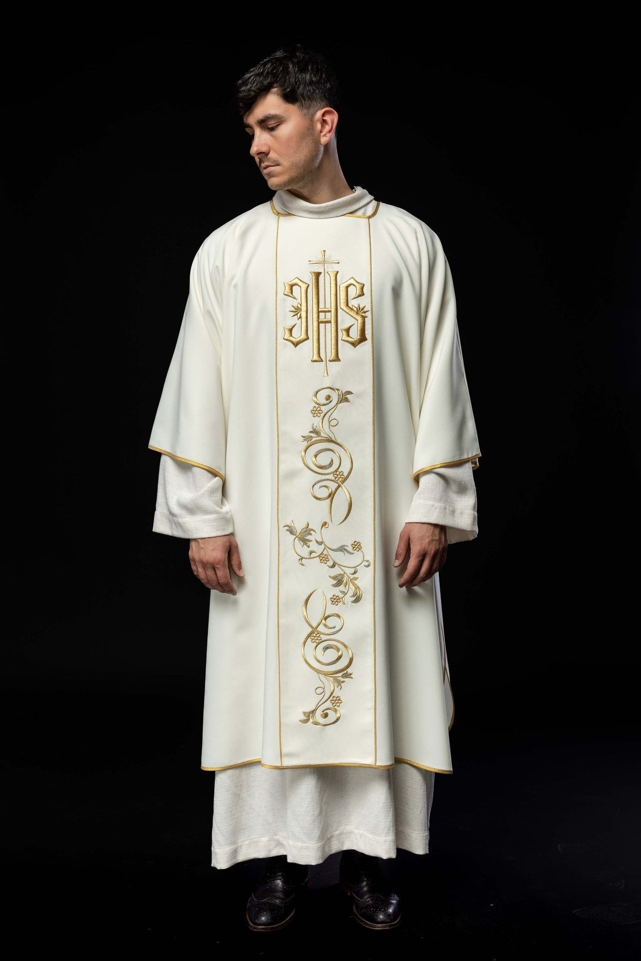 Dalmatyka Liturgiczna Ecru z Haftowanym Pasem IHS - Polski Produkt - alba.pl