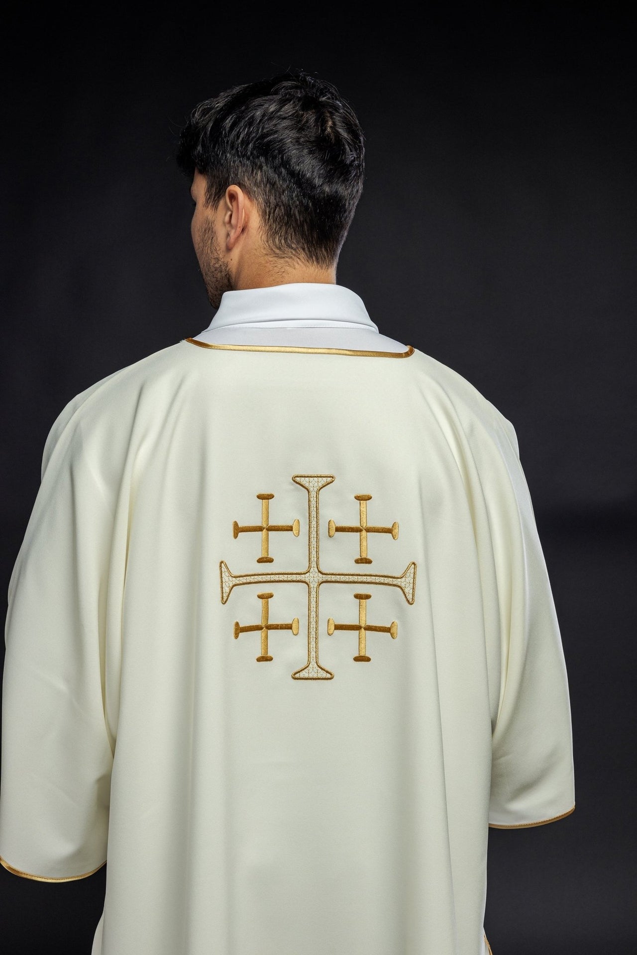 Dalmatyka Liturgiczna Ecru z Haftowanymi Złotymi Krzyżami - alba.pl