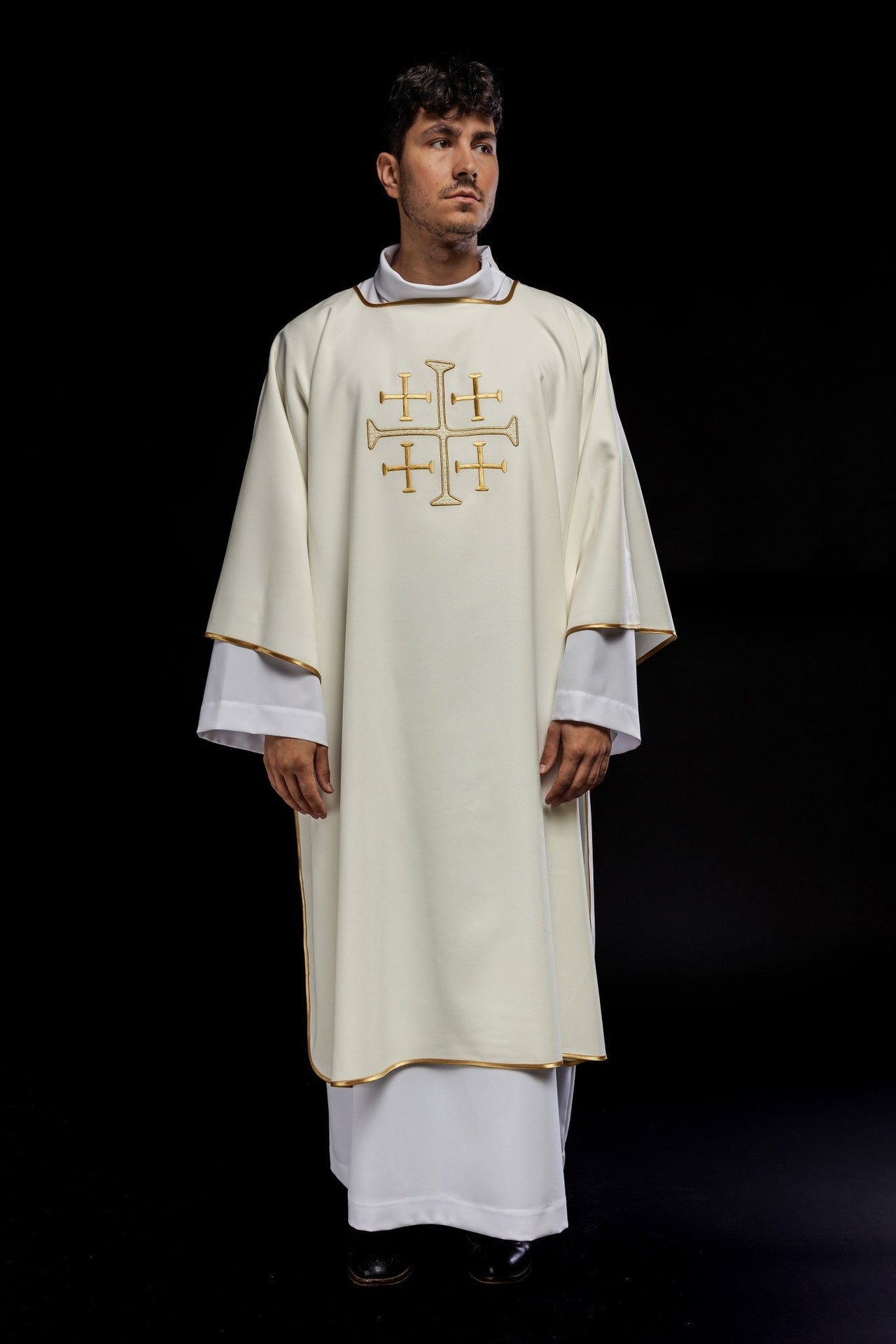Dalmatyka Liturgiczna Ecru z Haftowanymi Złotymi Krzyżami - alba.pl