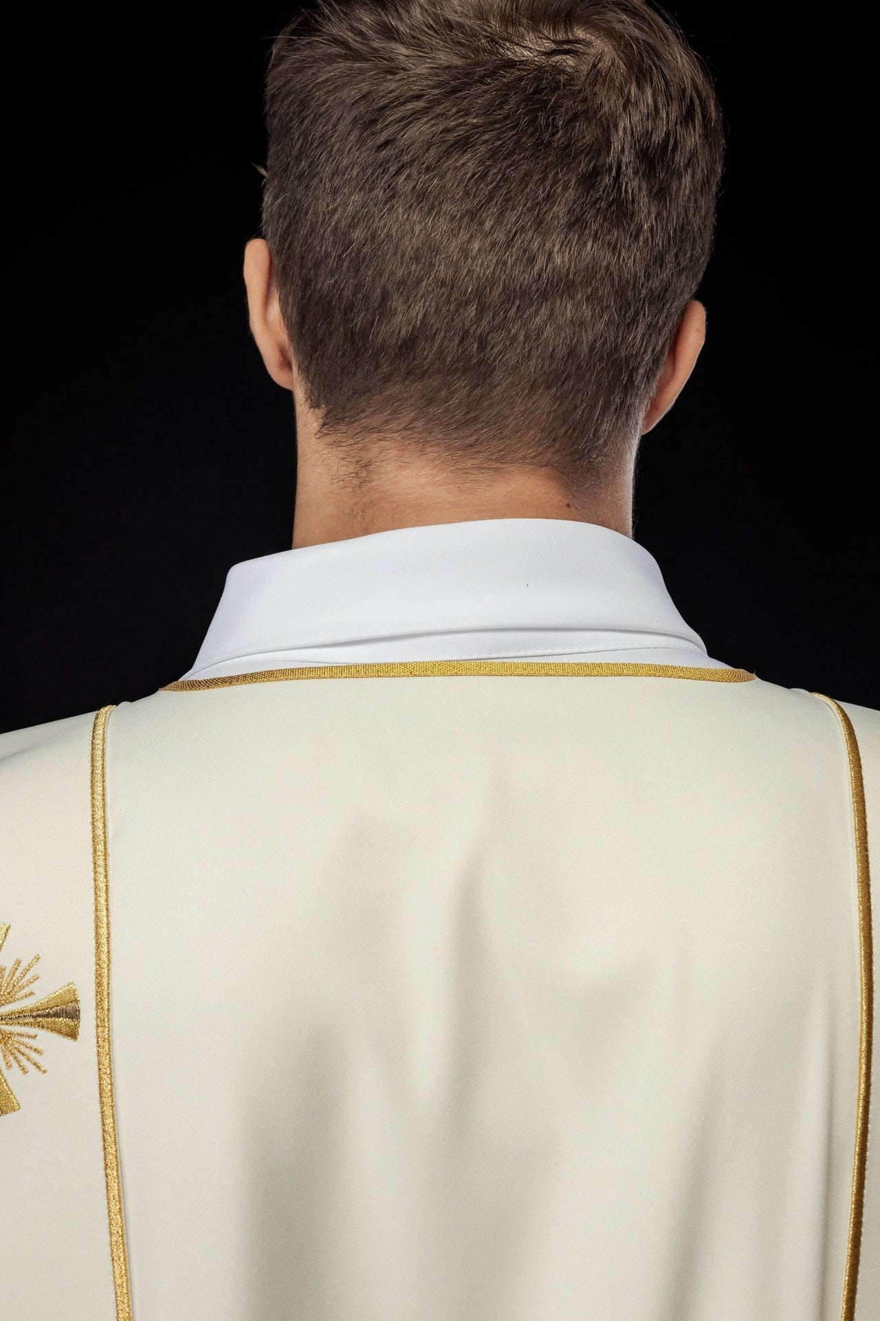 Dalmatyka Liturgiczna Ecru z Pasami i Złotym Krzyżem - alba.pl
