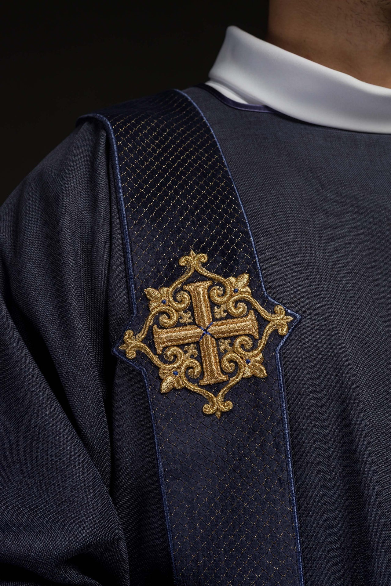 Dalmatyka Liturgiczna Fioletowa z Aksamitnymi Pasami i Krzyżem - alba.pl