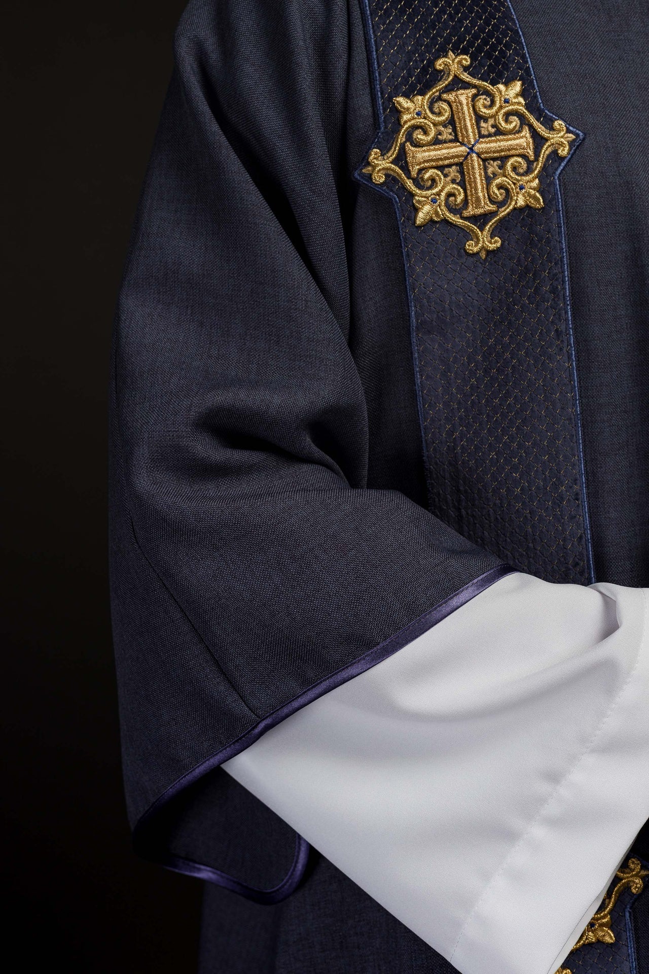 Dalmatyka Liturgiczna Fioletowa z Aksamitnymi Pasami i Krzyżem - alba.pl