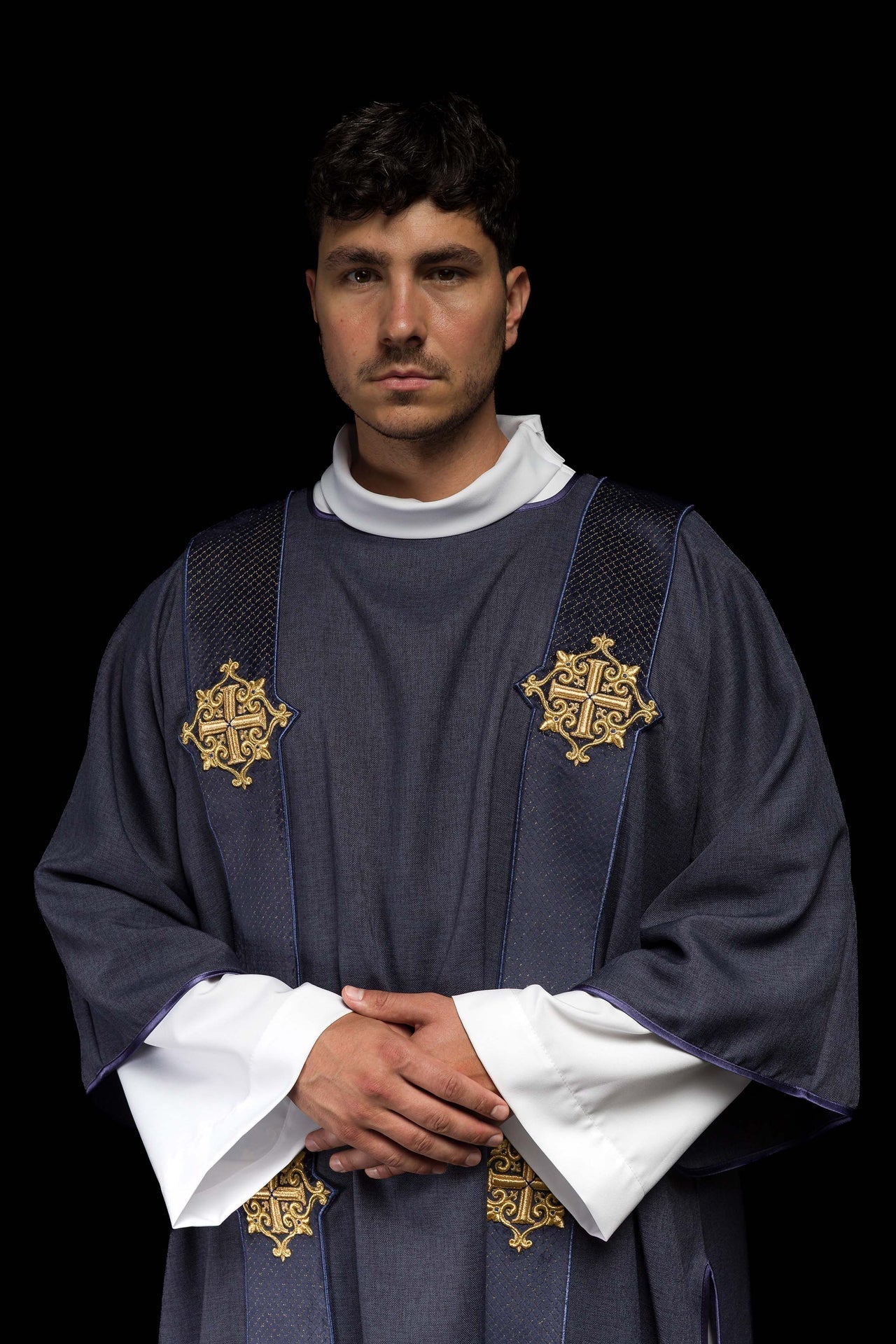 Dalmatyka Liturgiczna Fioletowa z Aksamitnymi Pasami i Krzyżem - alba.pl