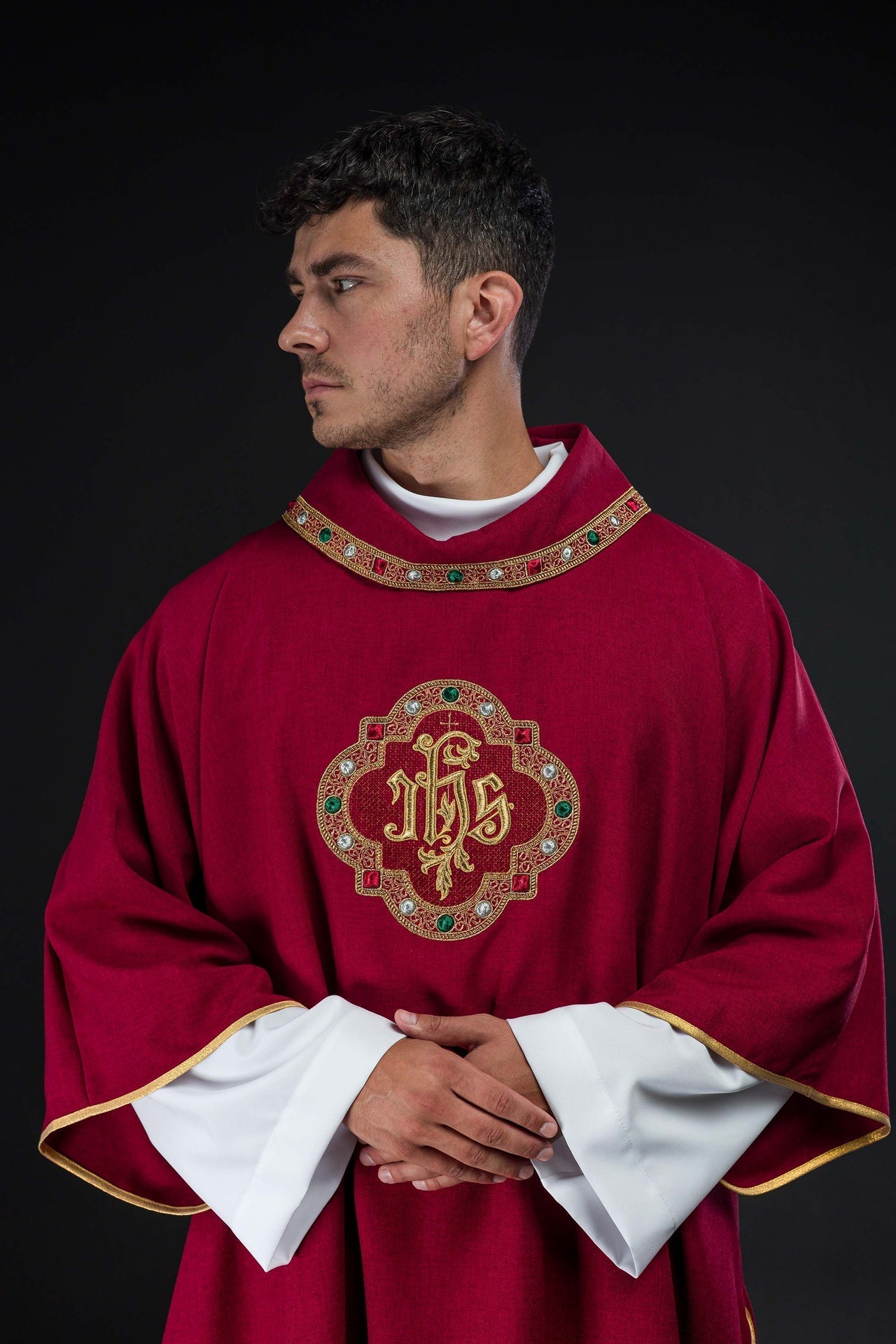 Dalmatyka Liturgiczna z Haftem IHS i Czerwonym Kołnierzem - alba.pl