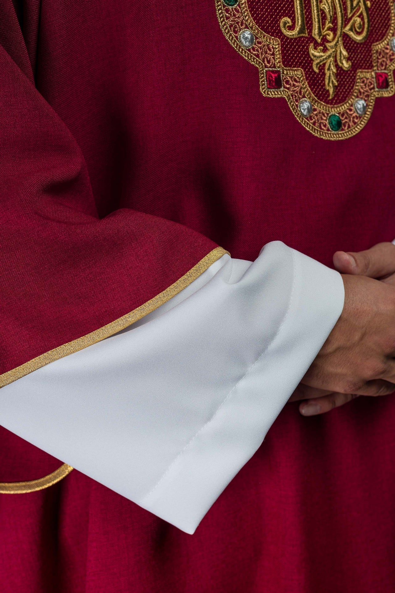 Dalmatyka Liturgiczna z Haftem IHS i Czerwonym Kołnierzem - alba.pl