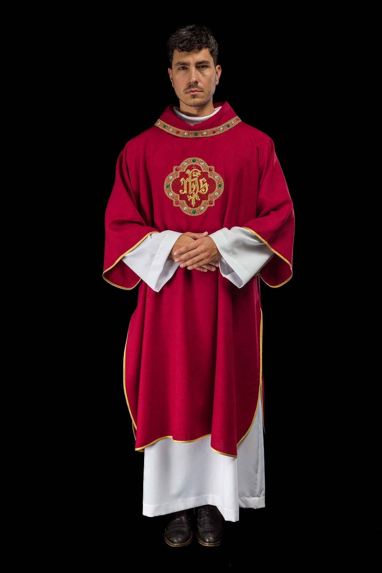 Dalmatyka Liturgiczna z Haftem IHS i Czerwonym Kołnierzem - alba.pl