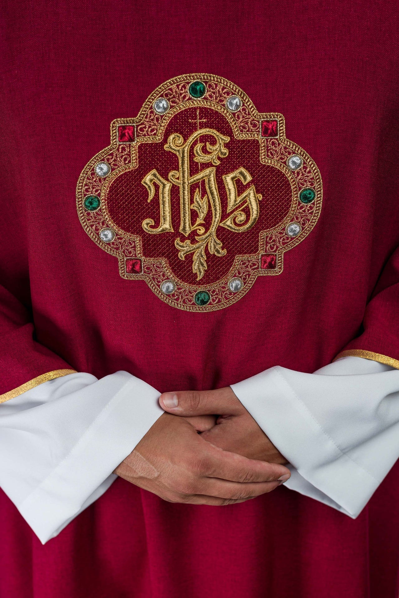 Dalmatyka Liturgiczna z Haftem IHS i Czerwonym Kołnierzem - alba.pl