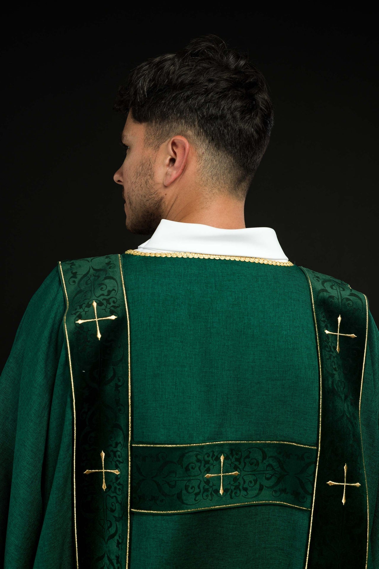 Dalmatyka Liturgiczna Zielona z Aksamitnymi Pasami i Złotym Krzyżem - alba.pl