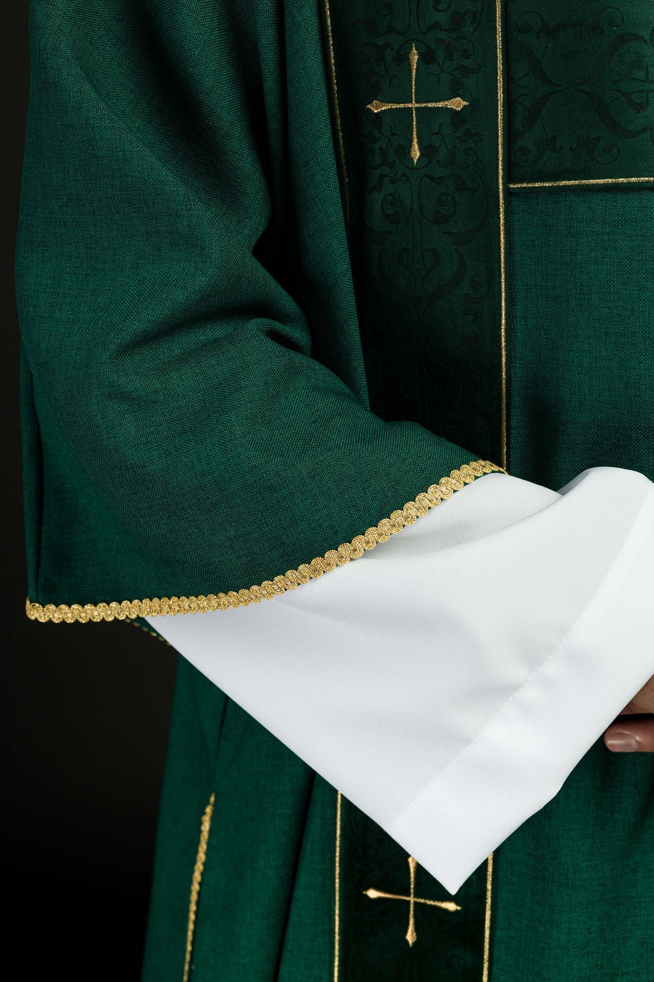 Dalmatyka Liturgiczna Zielona z Aksamitnymi Pasami i Złotym Krzyżem - alba.pl