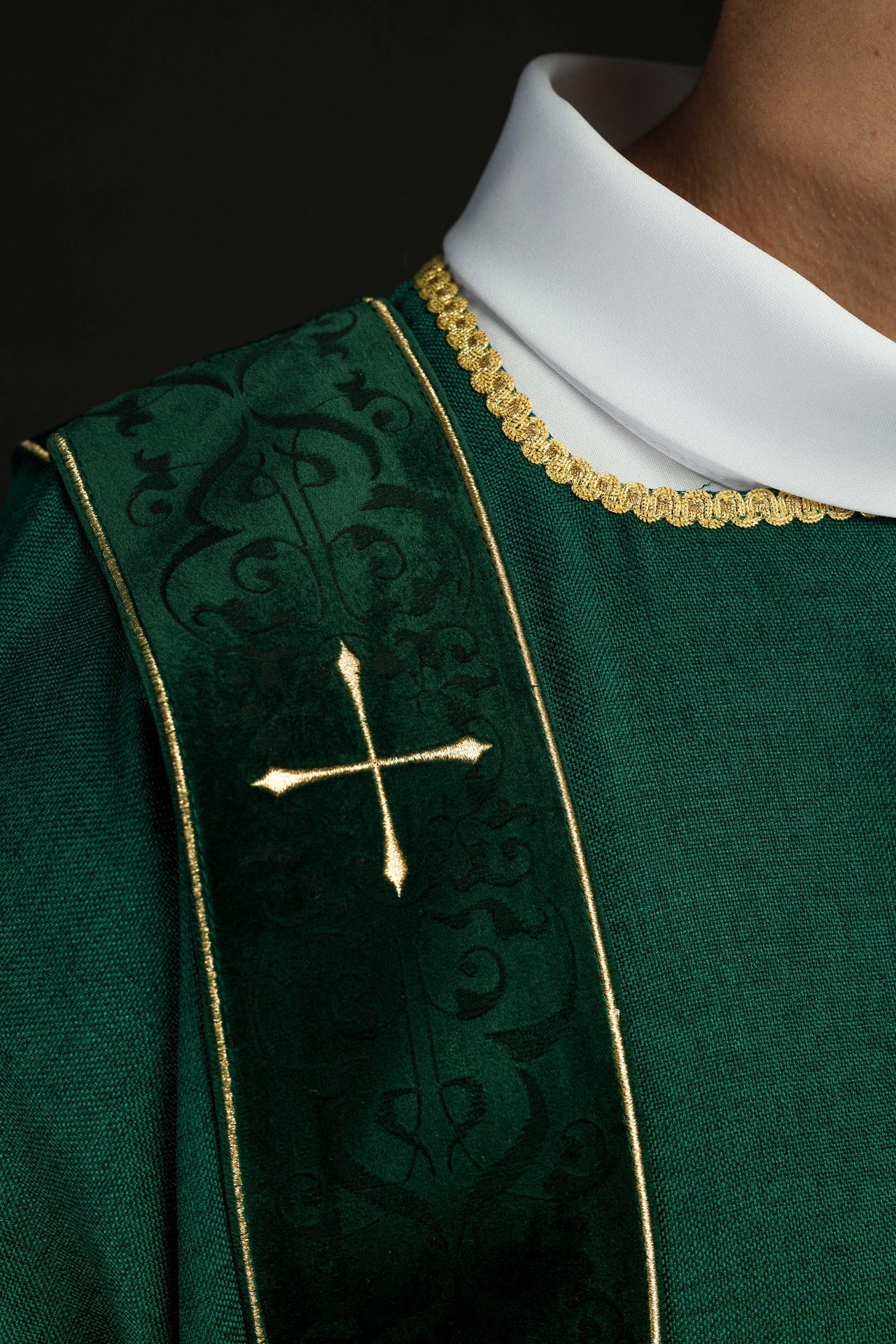Dalmatyka Liturgiczna Zielona z Aksamitnymi Pasami i Złotym Krzyżem - alba.pl