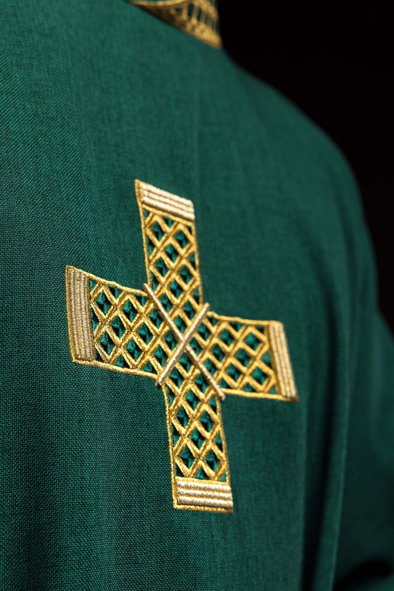 Dalmatyka Liturgiczna Zielona z Haftowanymi Krzyżami i Kołnierzem - alba.pl