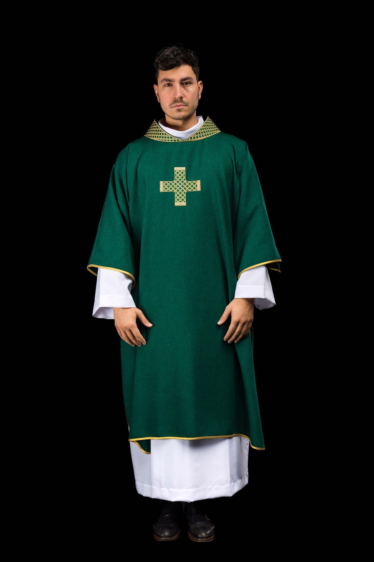 Dalmatyka Liturgiczna Zielona z Haftowanymi Krzyżami i Kołnierzem - alba.pl