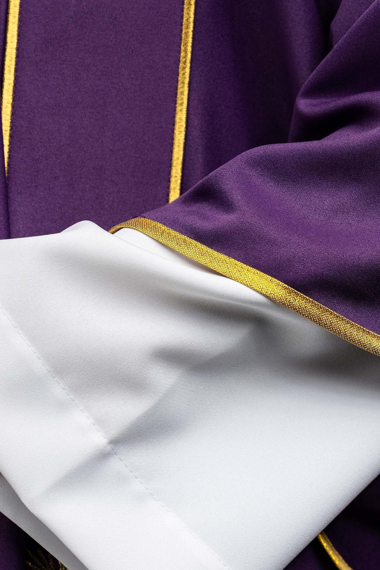 Dalmatyka z pasami i haftowanymi złotymi krzyżami fioletowa - alba.pl
