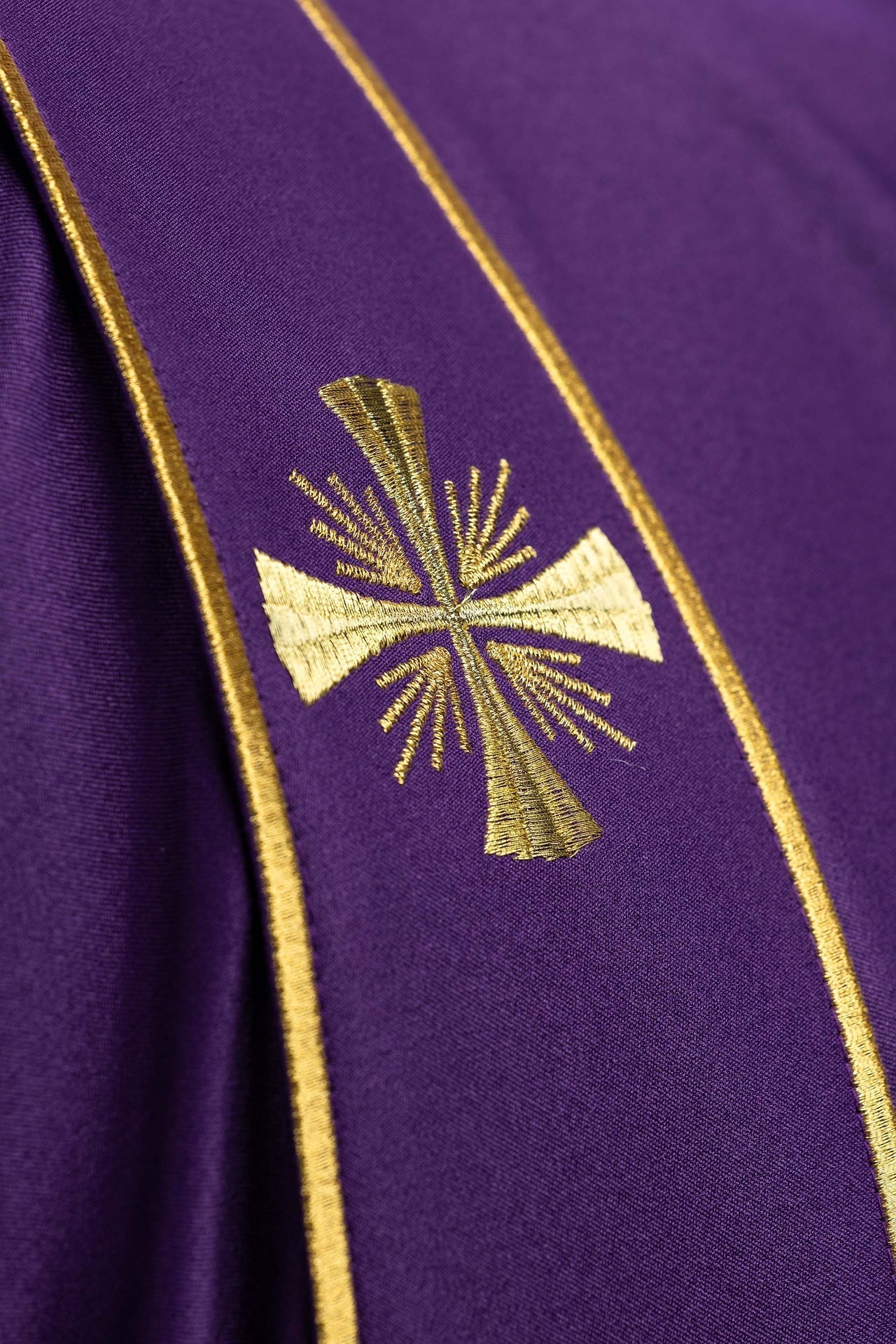 Dalmatyka z pasami i haftowanymi złotymi krzyżami fioletowa - alba.pl