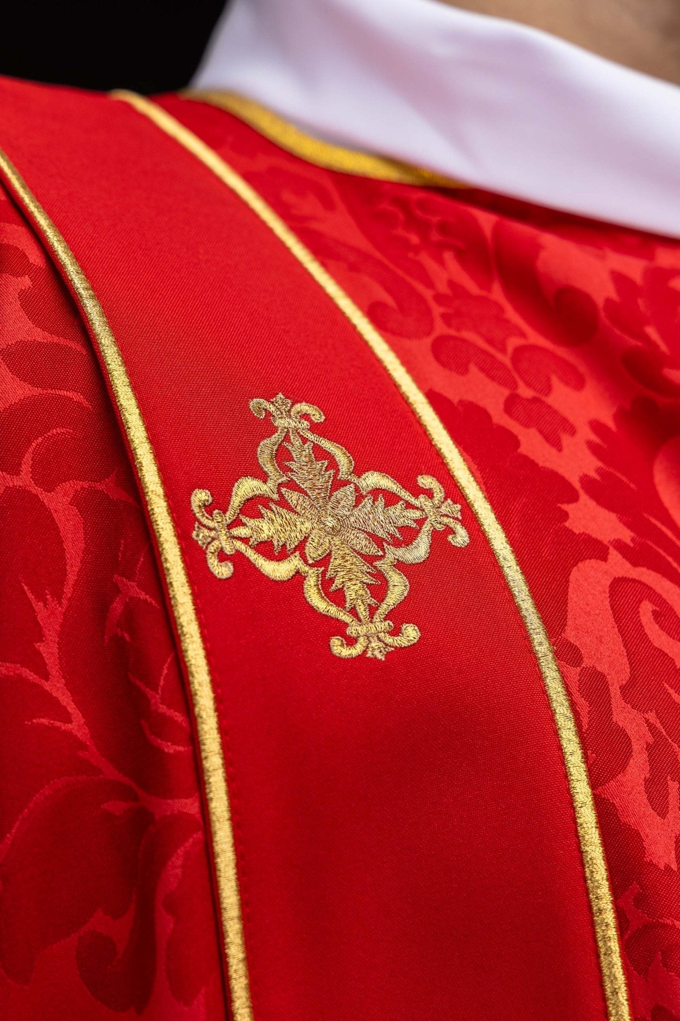 Dalmatyka z pasami i haftowanymi złotymi krzyżami na żakardzie czerwona - alba.pl