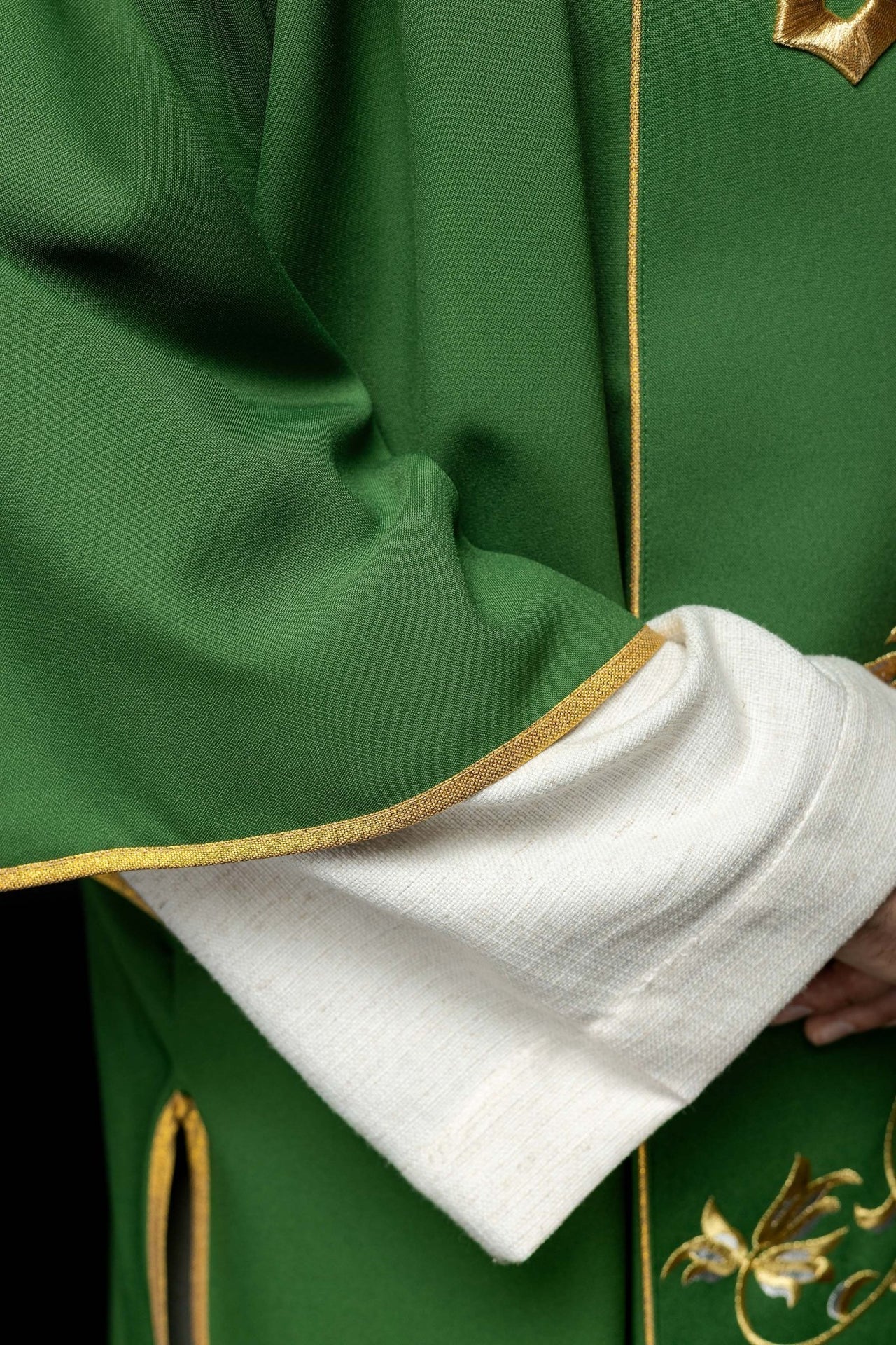 Dalmatyka Zielona z Haftowanym Pasem IHS - Liturgiczna Elegancja - alba.pl