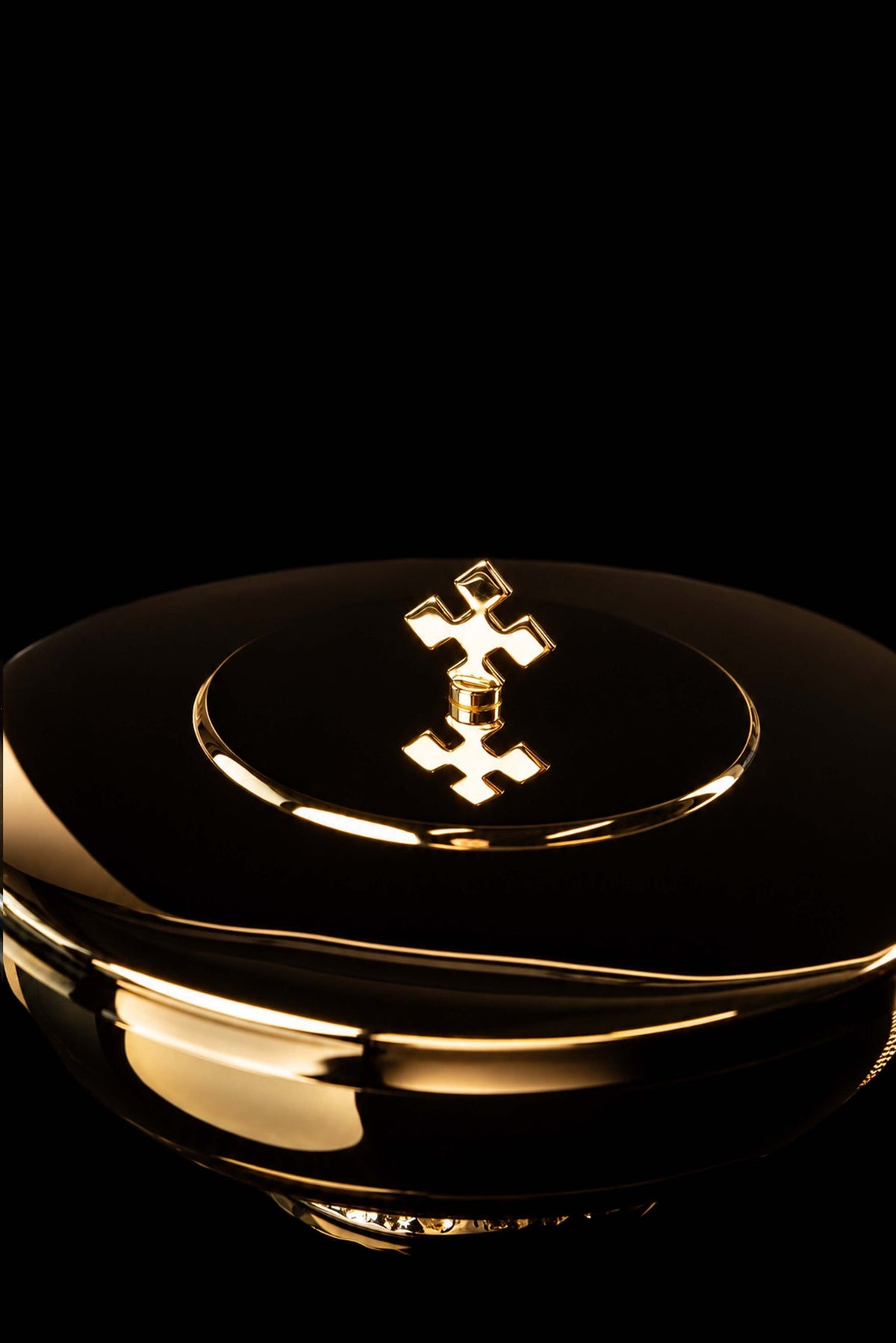 Puszka liturgiczna, zbliżenie na pokrywę z krzyżem