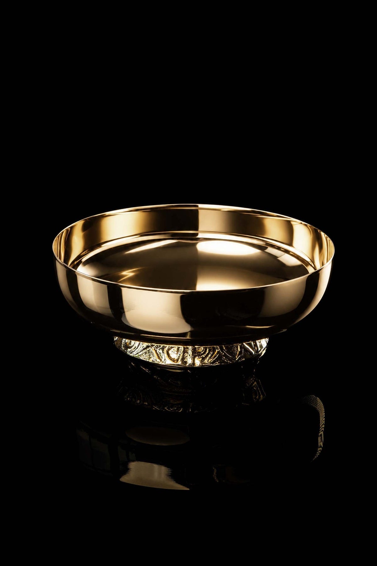 Pozłacana patena liturgiczna widok z przodu z szerokim rantem
