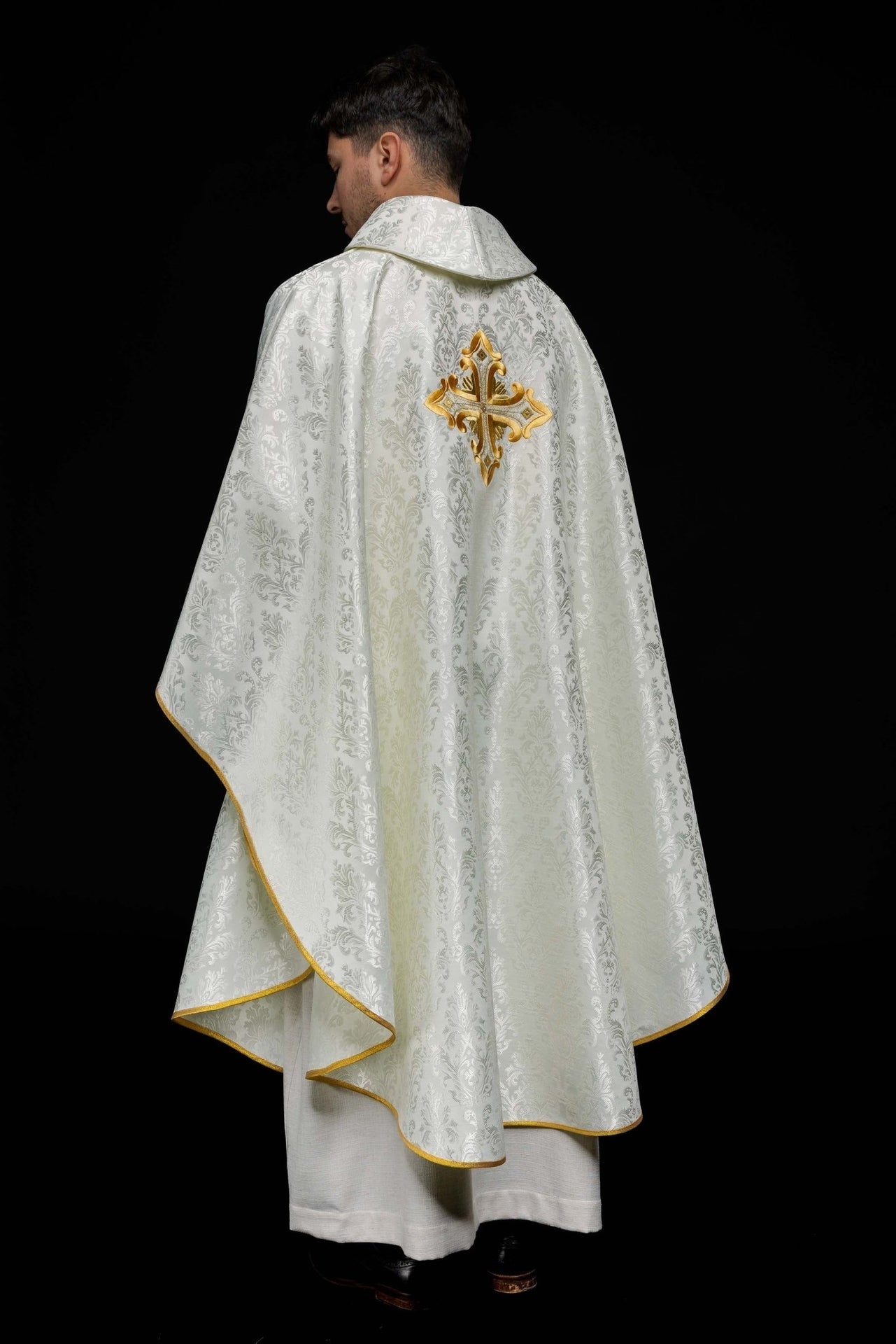 Ecru Ornat Liturgiczny z Krzyżem i Złotym Haftem - alba.pl