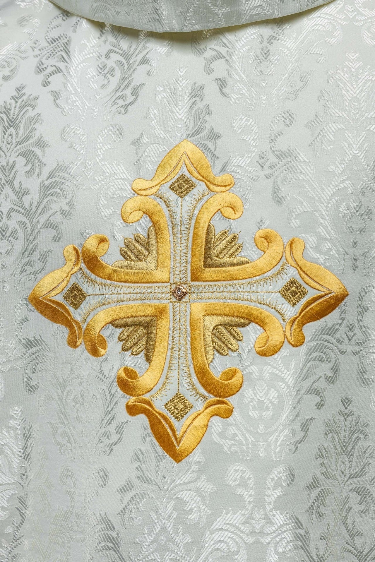Ecru Ornat Liturgiczny z Krzyżem i Złotym Haftem - alba.pl