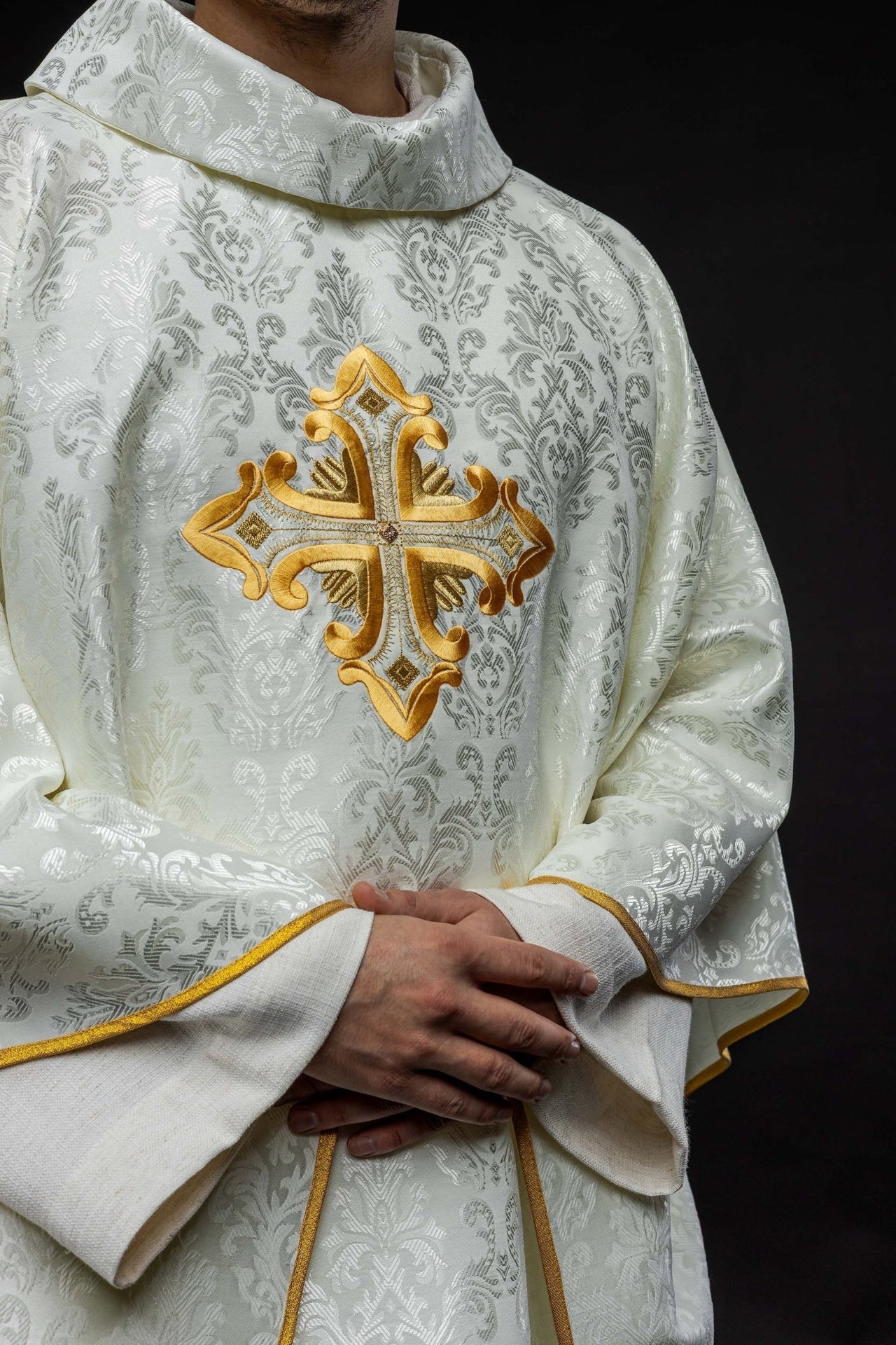 Ecru Ornat Liturgiczny z Krzyżem i Złotym Haftem - alba.pl
