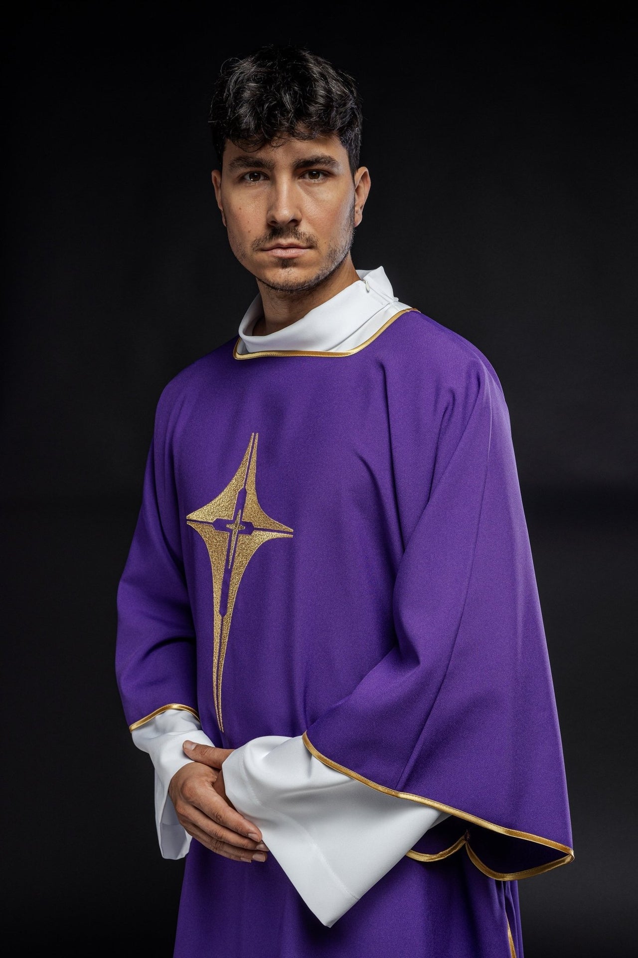 Fioletowa Dalmatyka Liturgiczna ze Złotym Krzyżem i Stułą - alba.pl
