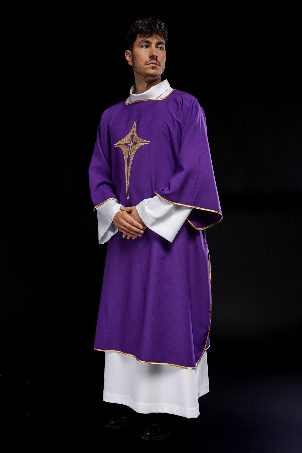 Fioletowa Dalmatyka Liturgiczna ze Złotym Krzyżem i Stułą - alba.pl