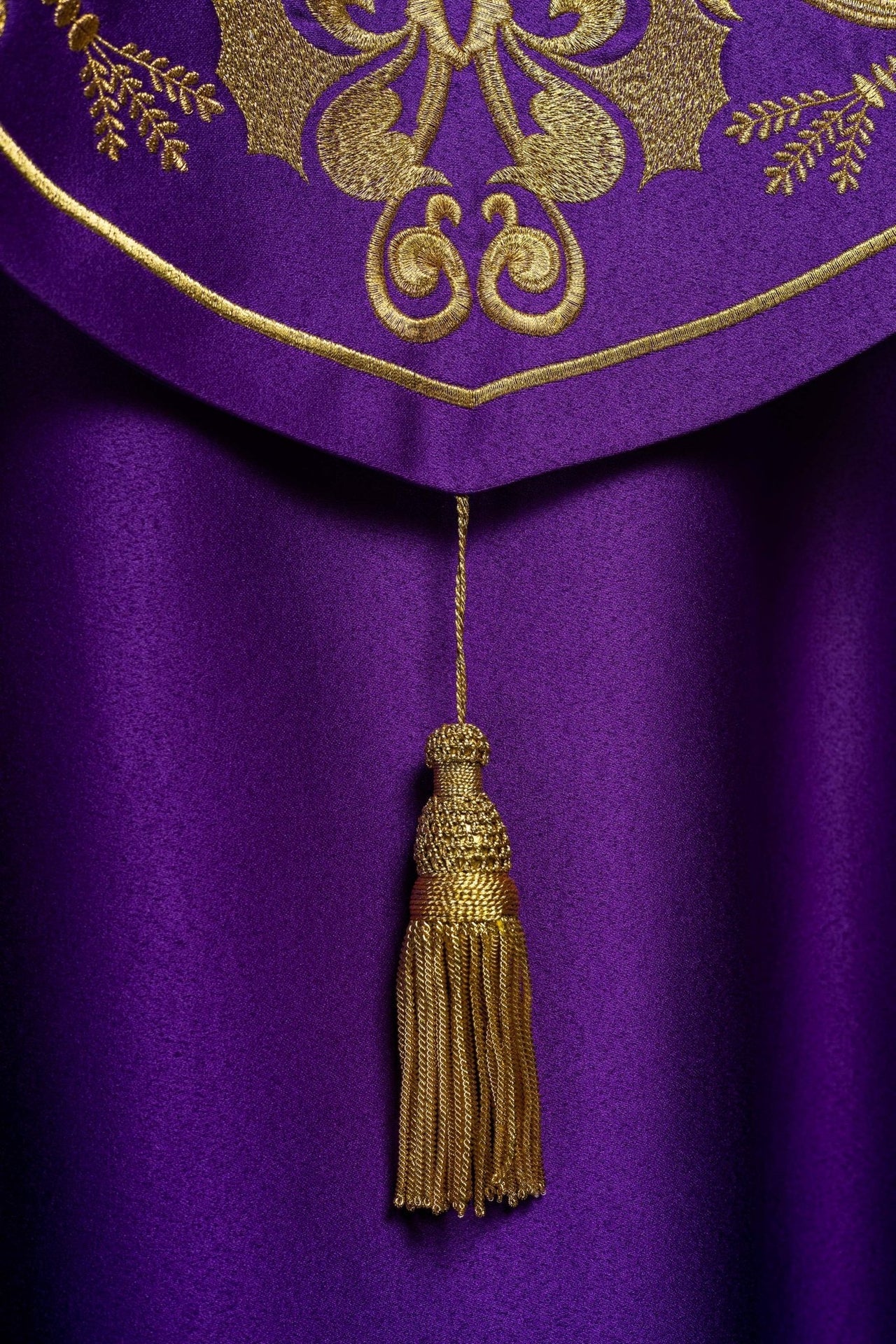 Fioletowa Kapa Liturgiczna Złoty Monogram IHS Satyna - alba.pl