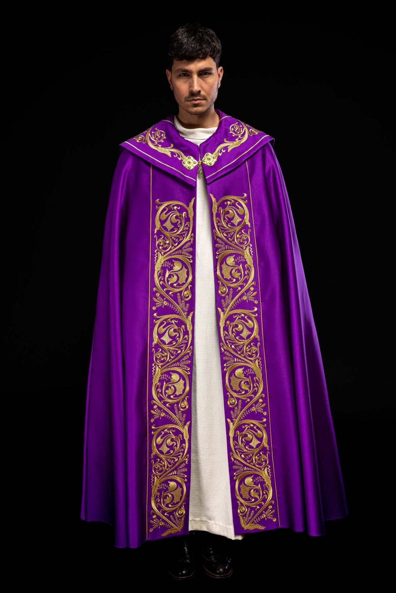 Fioletowa Kapa Liturgiczna Złoty Monogram IHS Satyna - alba.pl