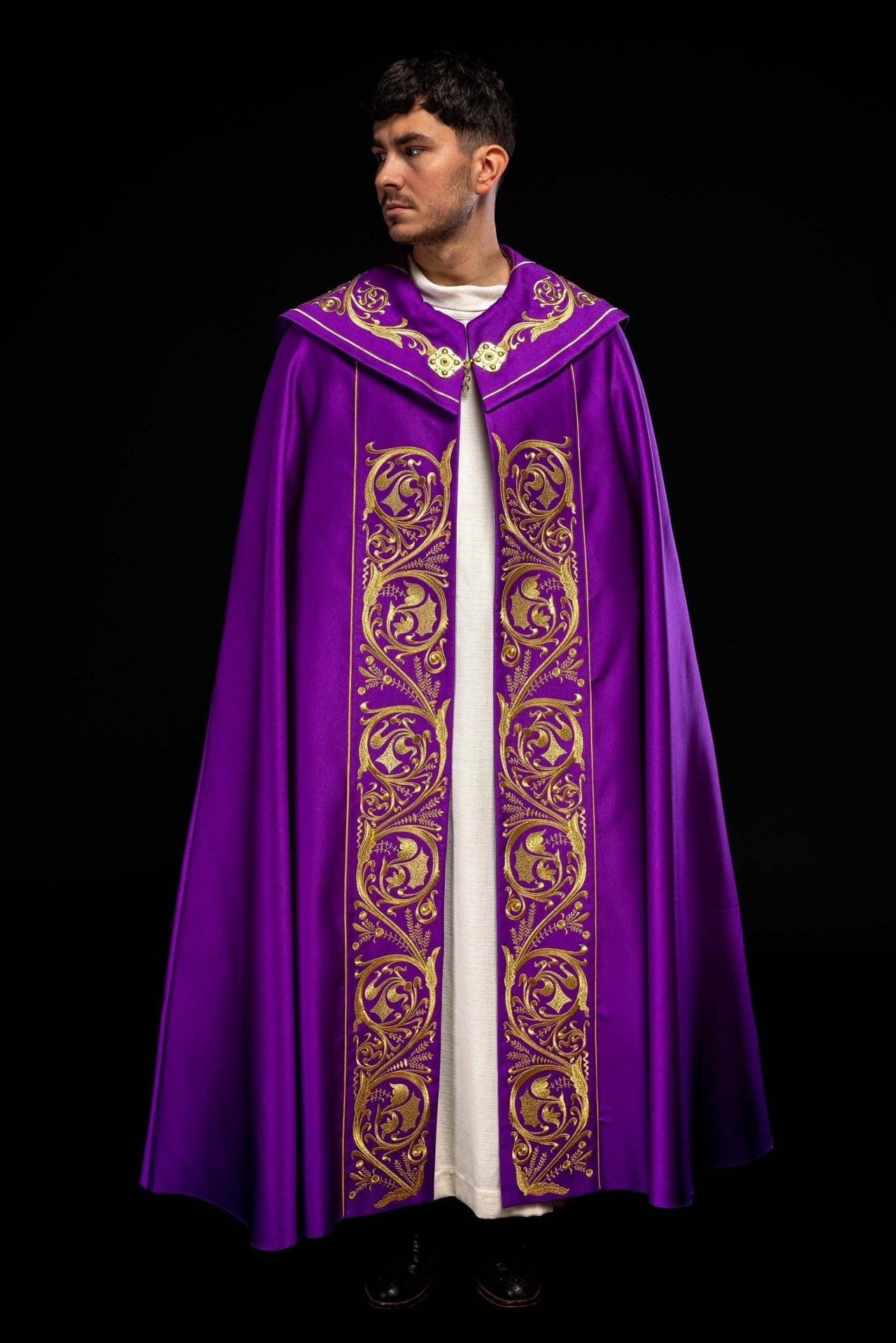 Fioletowa Kapa Liturgiczna Złoty Monogram IHS Satyna - alba.pl