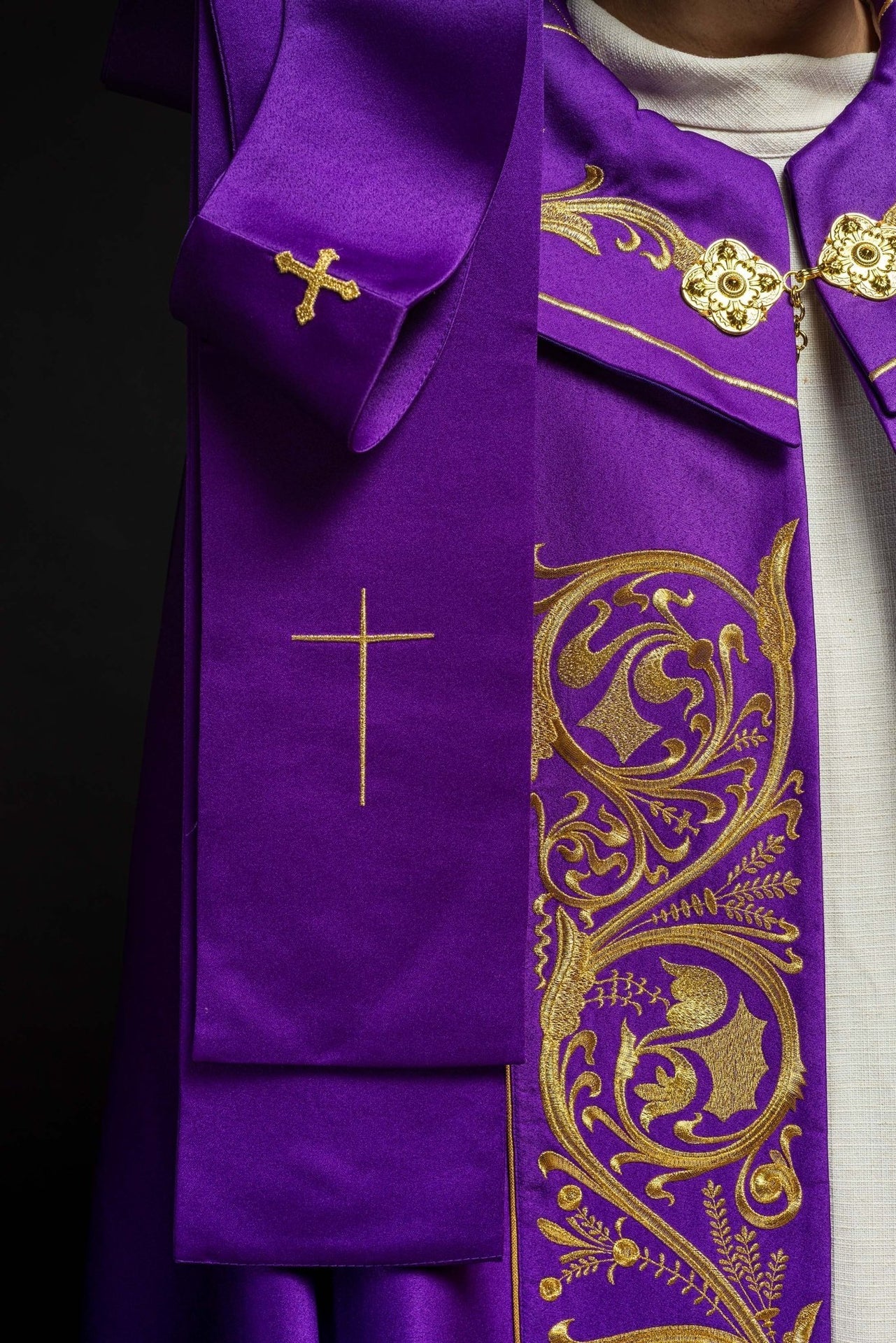 Fioletowa Kapa Liturgiczna Złoty Monogram IHS Satyna - alba.pl