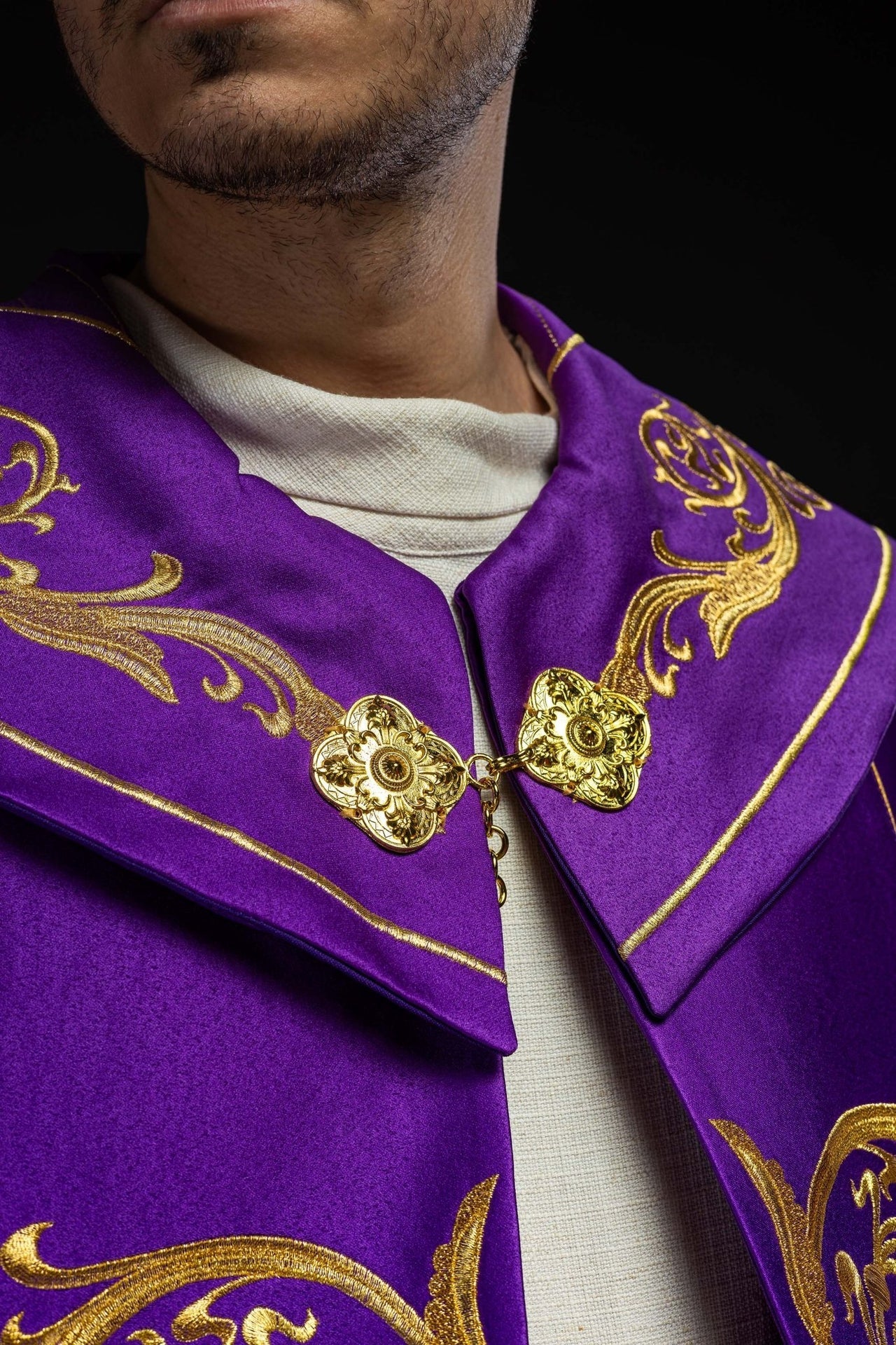 Fioletowa Kapa Liturgiczna Złoty Monogram IHS Satyna - alba.pl