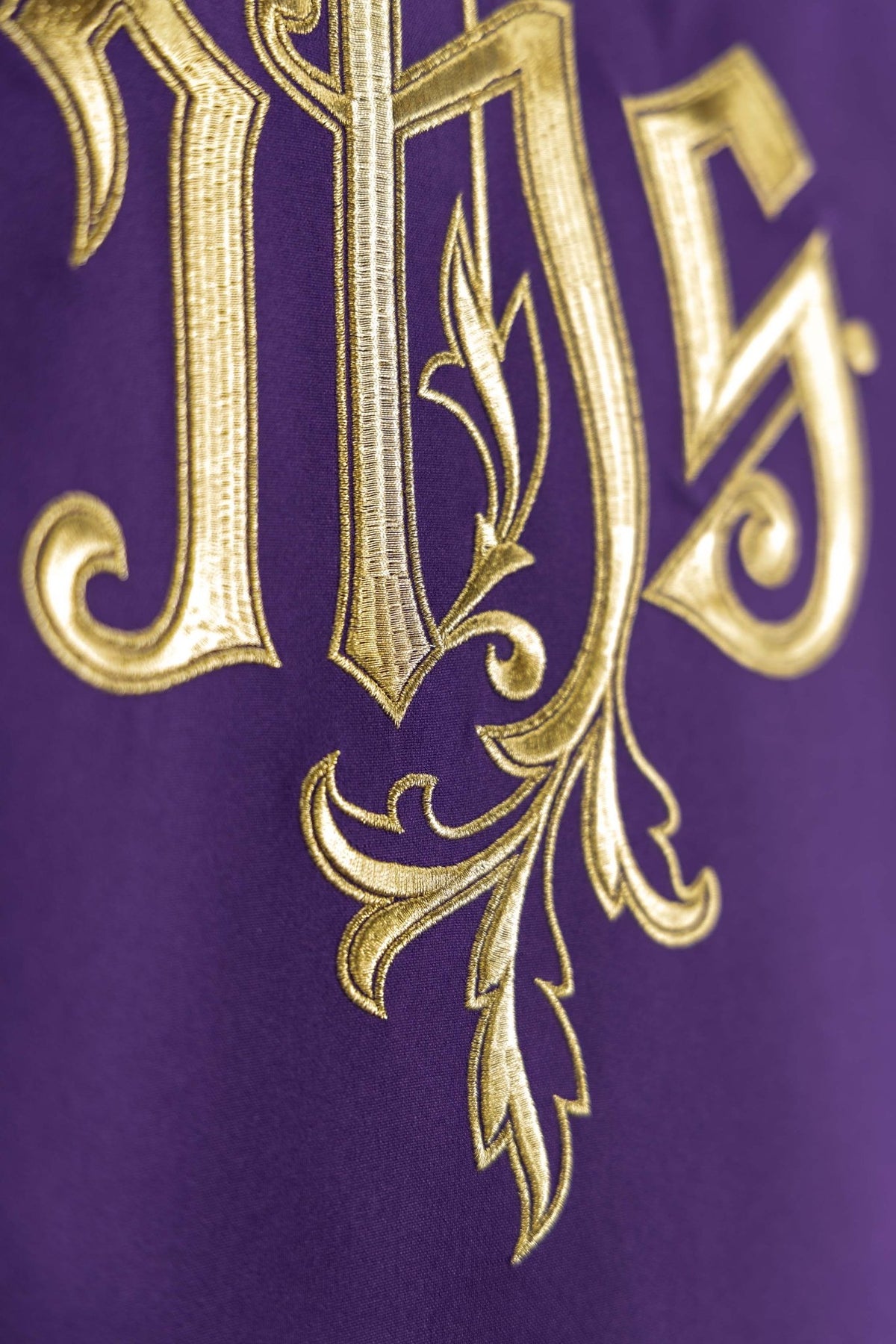 Fioletowa Serweta na Lektorium z Haftowanym Symbolem IHS - alba.pl