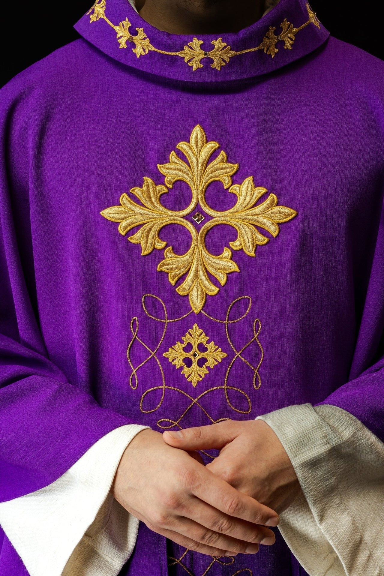 Fioletowy Ornat Liturgiczny Haftowany Sznurkiem i Kamieniami - Elegancki Krój - alba.pl