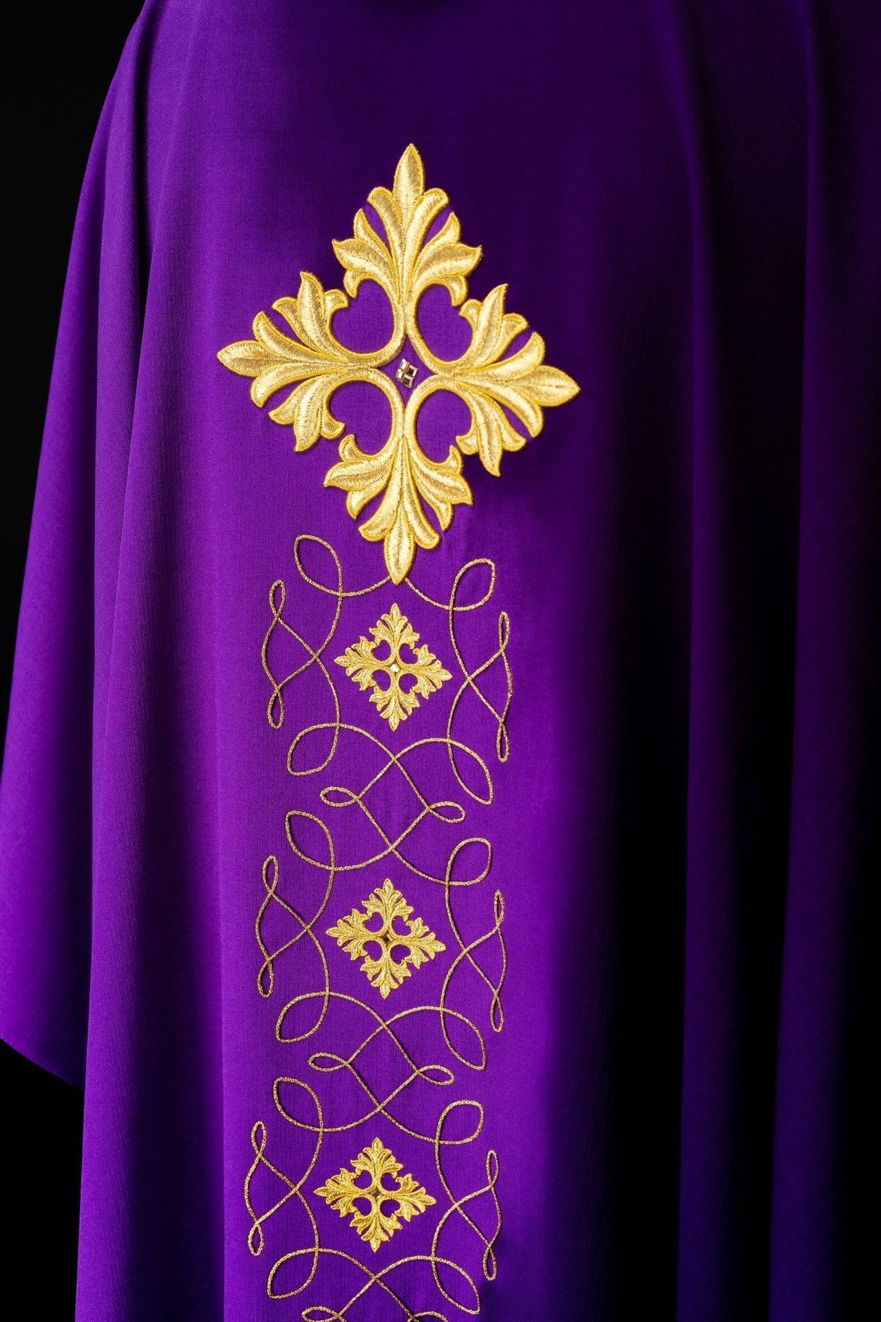 Fioletowy Ornat Liturgiczny Haftowany Sznurkiem i Kamieniami - Elegancki Krój - alba.pl