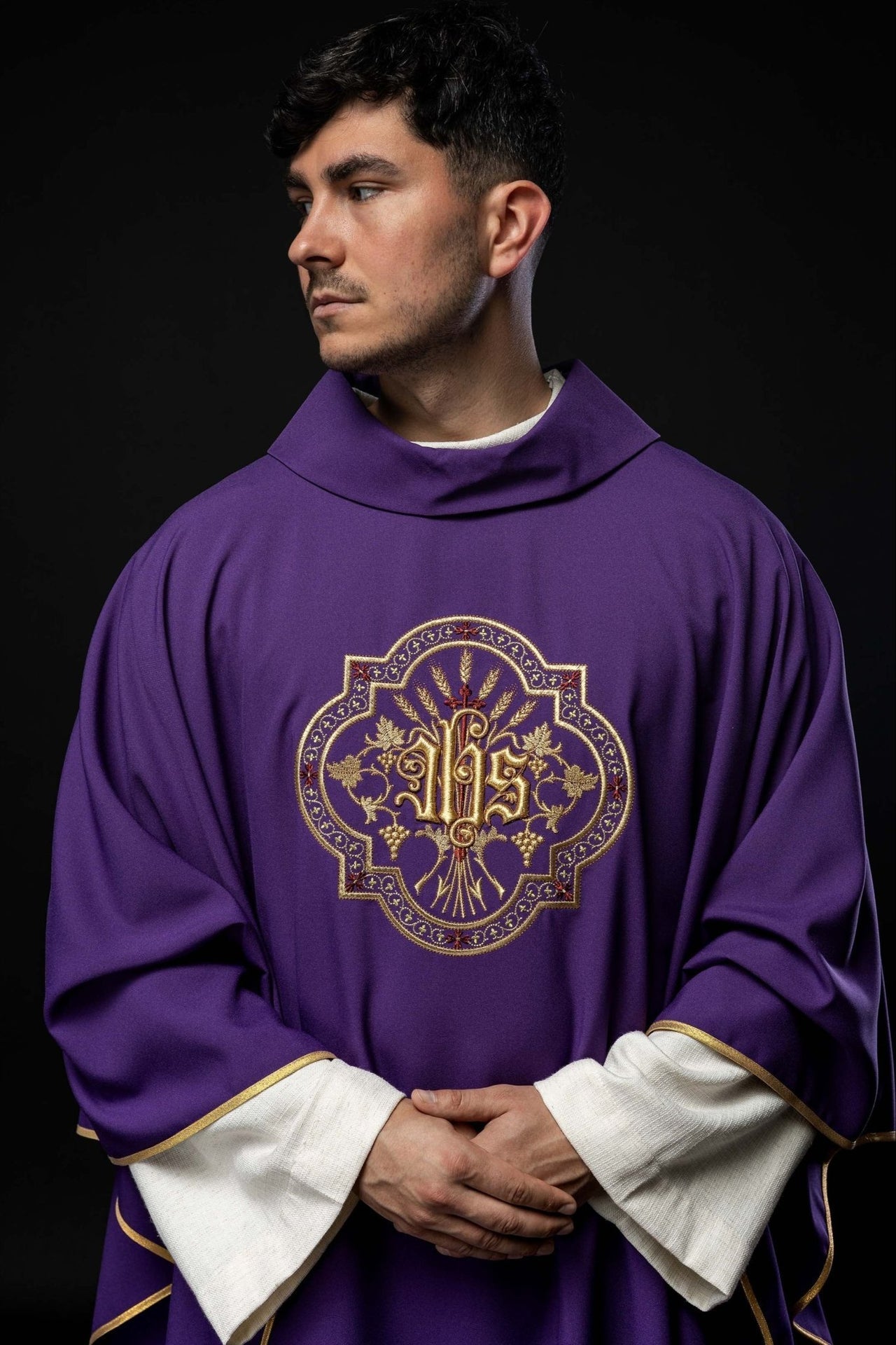 Fioletowy Ornat Liturgiczny z Haftem IHS i PAX - Elegancki Symbolizm - alba.pl