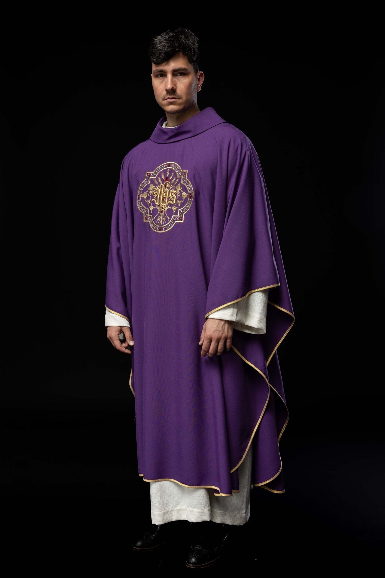 Fioletowy Ornat Liturgiczny z Haftem IHS i PAX - Elegancki Symbolizm - alba.pl